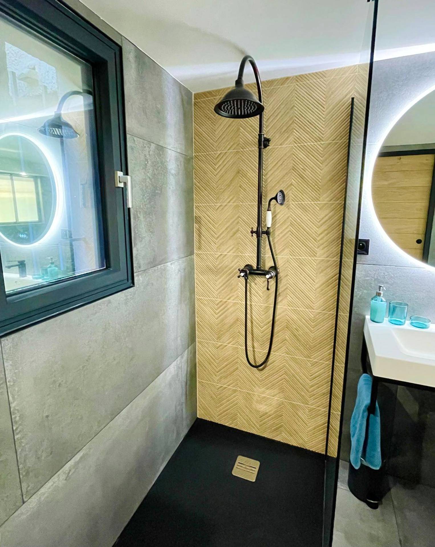 Douche à l'italienne avec robinetterie noire - Spa & vue Mer - Les Ô de Bandol