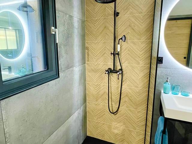 Douche à l'italienne avec robinetterie noire - Spa & vue Mer - Les Ô de Bandol