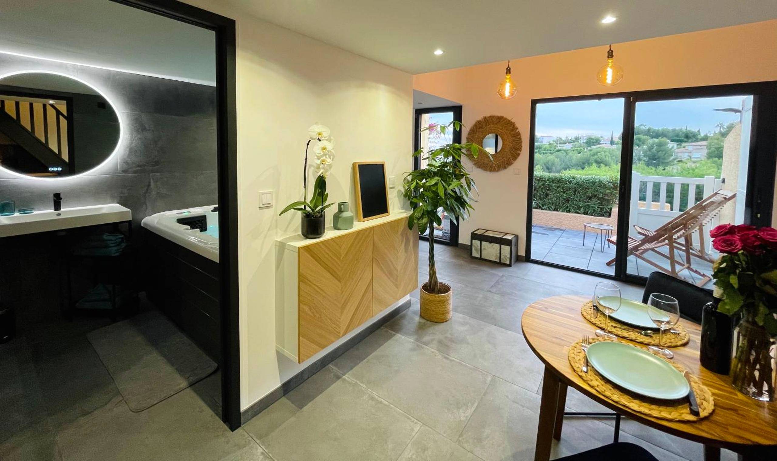 Espace de vie ouvert avec coin repas et terrasse - Spa & vue Mer - Les Ô de Bandol