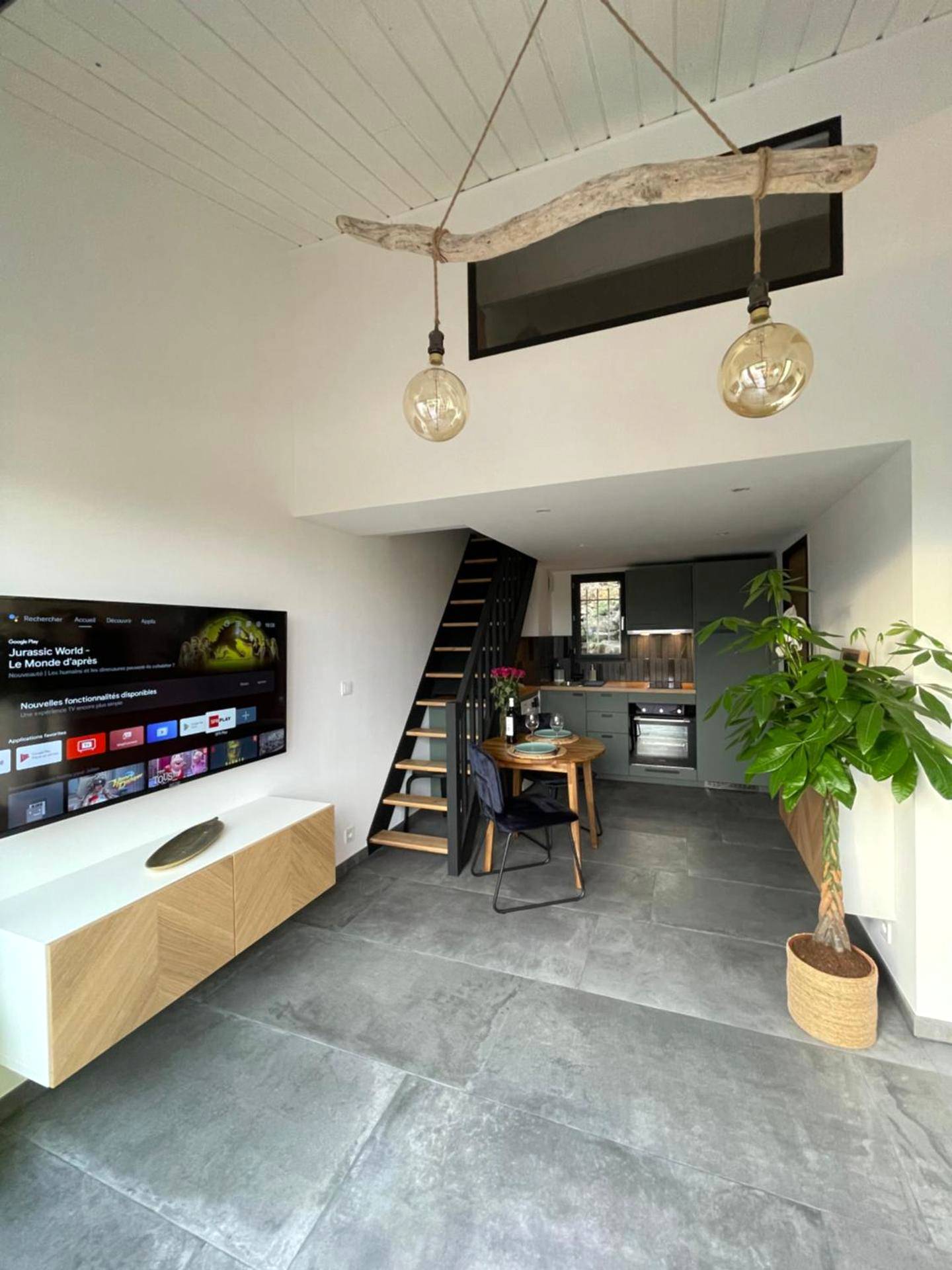 Salon moderne avec cuisine équipée et escalier - Spa & vue Mer - Les Ô de Bandol