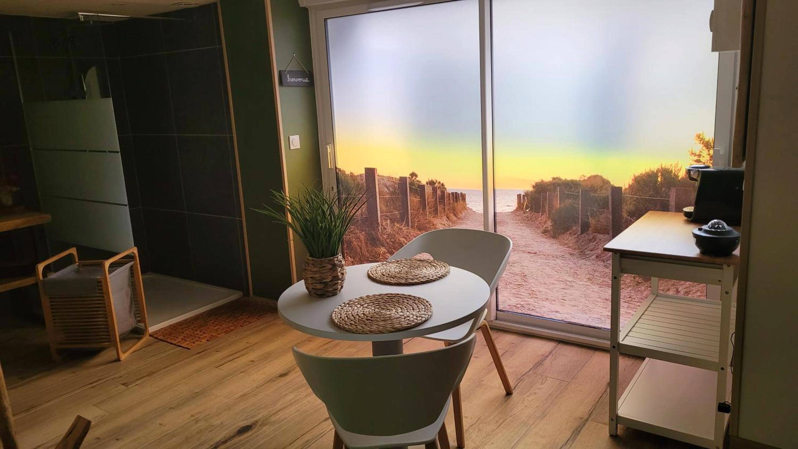 Espace repas avec vue sur trompe - l'œil plage - Love Room Étaples - Ô Plaisir Ô Désir