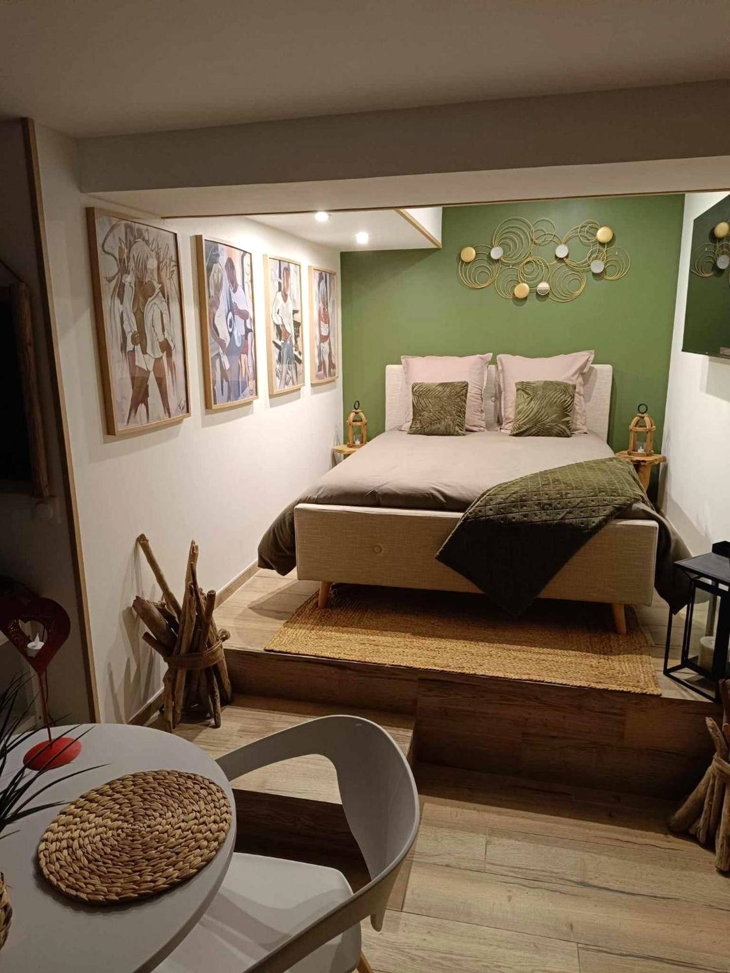 Lit double sur estrade avec décoration murale - Ô Plaisir Ô Désir