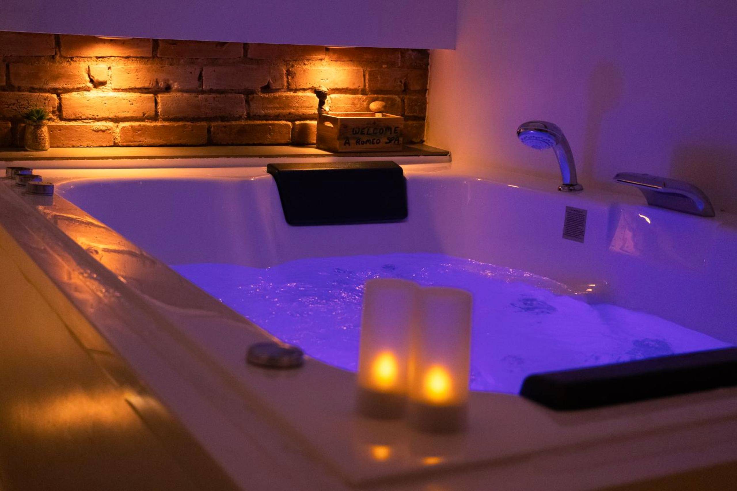 Jacuzzi privatif avec éclairage tamisé et bougies - Love Room Fougères - Ô Roméo - Suite privée