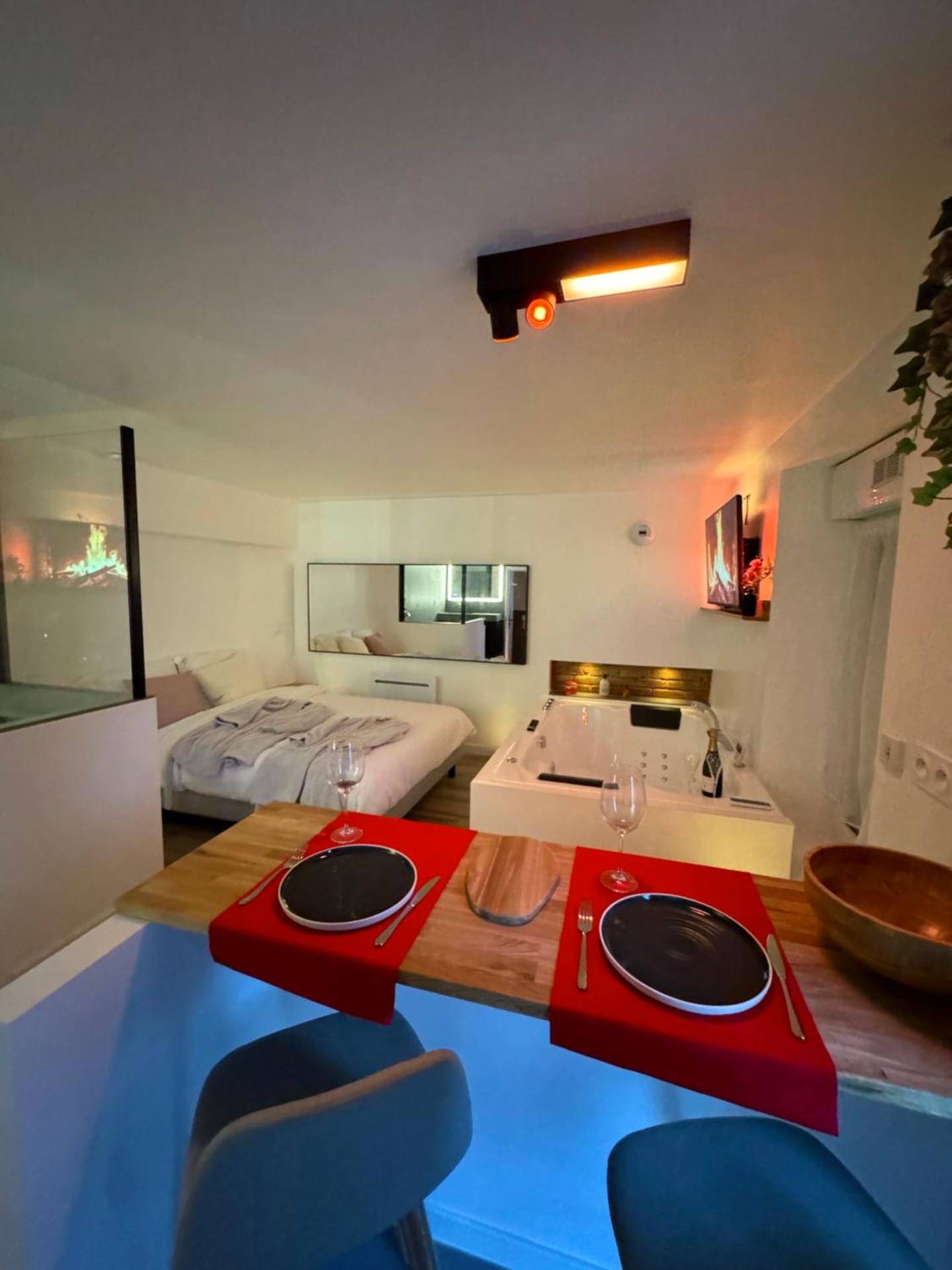 Vue d'ensemble de la suite avec coin repas - Ô Roméo - Suite privée