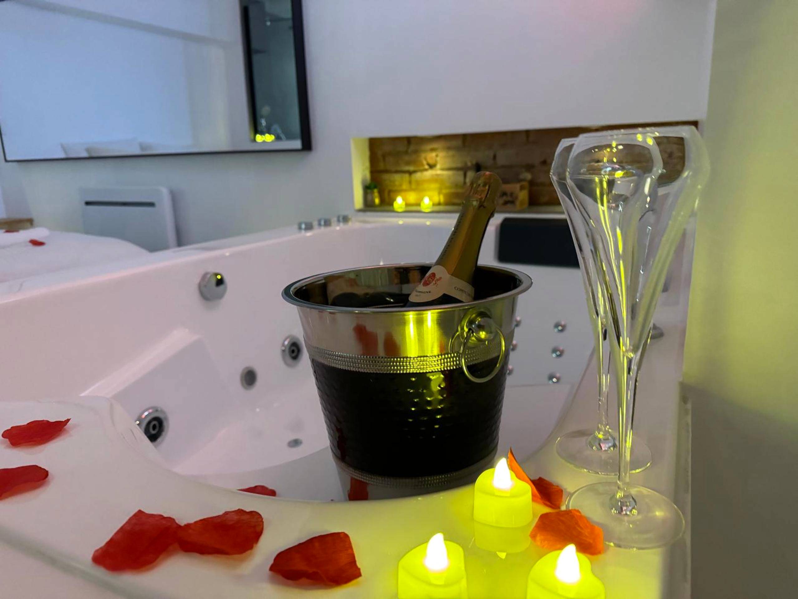 Champagne et pétales de rose au bord du jacuzzi - Ô Roméo - Suite privée