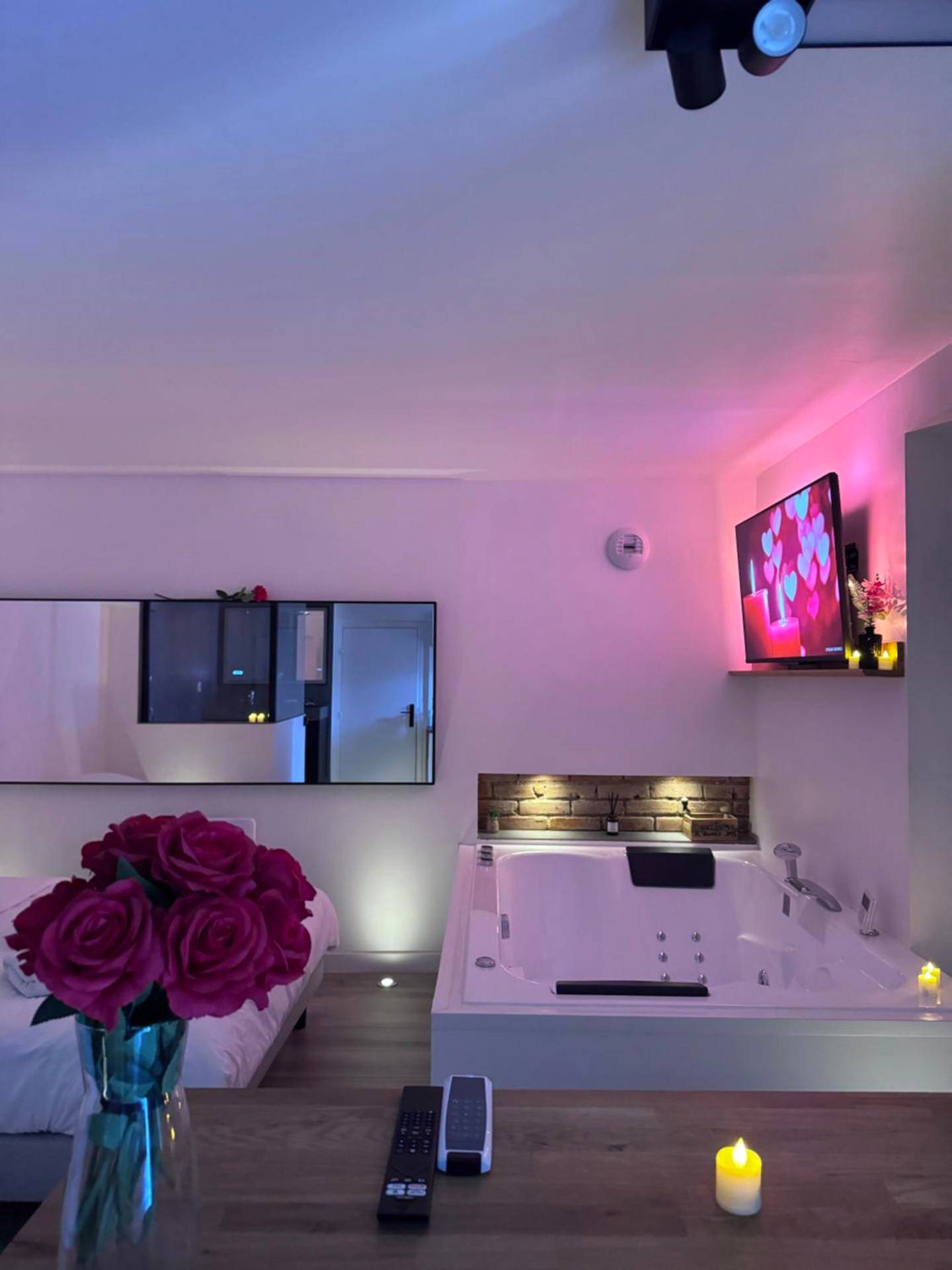 Espace détente avec fleurs et ambiance lumineuse - Ô Roméo - Suite privée