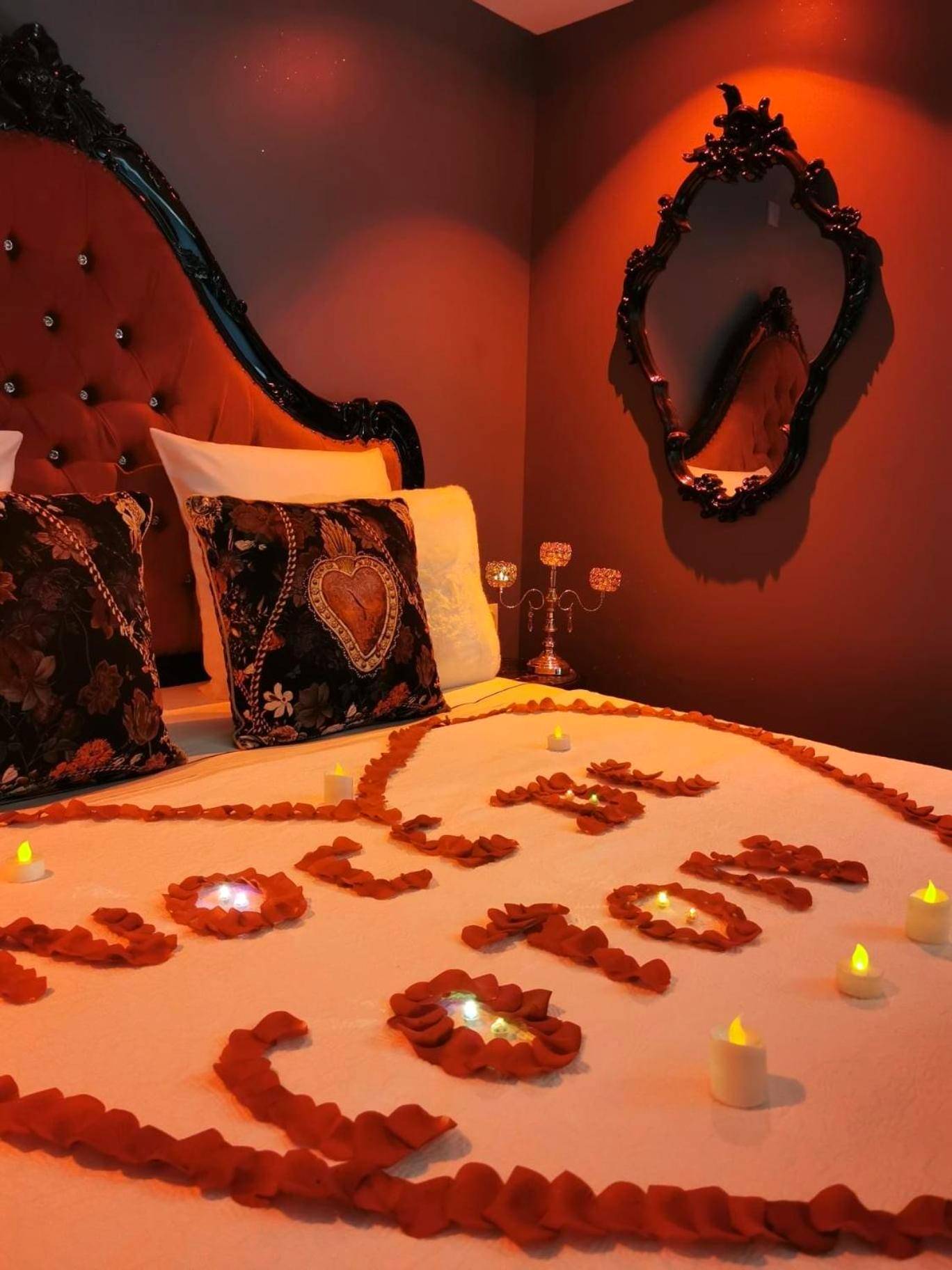 Lit baroque avec pétales de rose et bougies - Love Room Sin - le - Noble - O Venus Spa