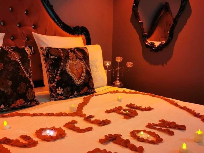 Lit baroque avec pétales de rose et bougies - Love Room Sin - le - Noble - O Venus Spa