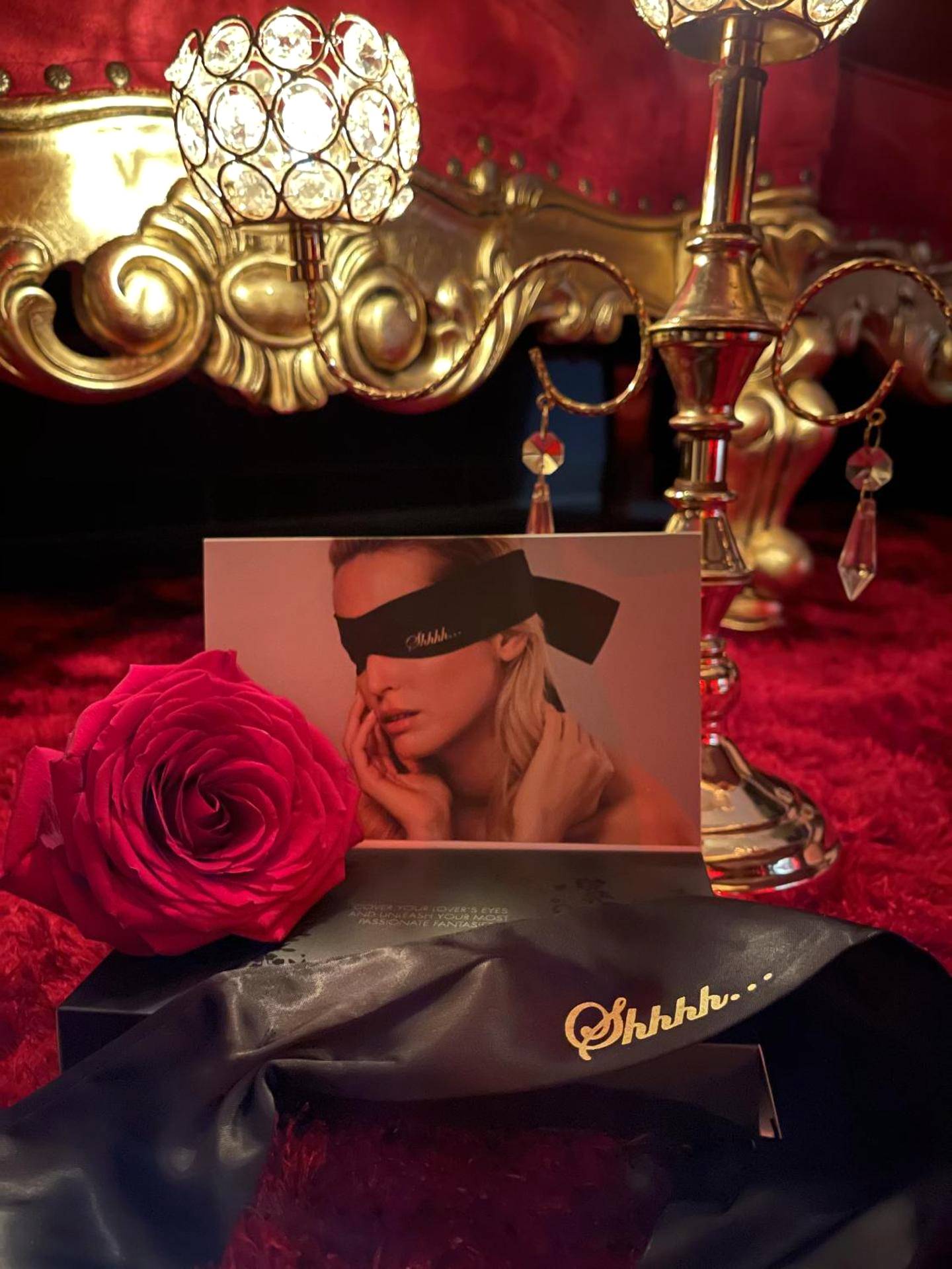 Accessoires érotiques et rose sur tapis rouge - O Venus Spa