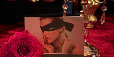 Accessoires érotiques et rose sur tapis rouge - O Venus Spa