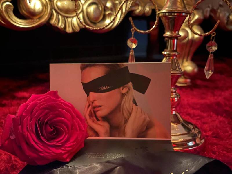Accessoires érotiques et rose sur tapis rouge - O Venus Spa