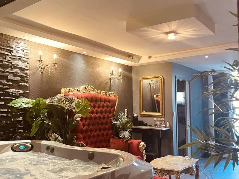 Jacuzzi privatif et fauteuil de style royal - O Venus Spa