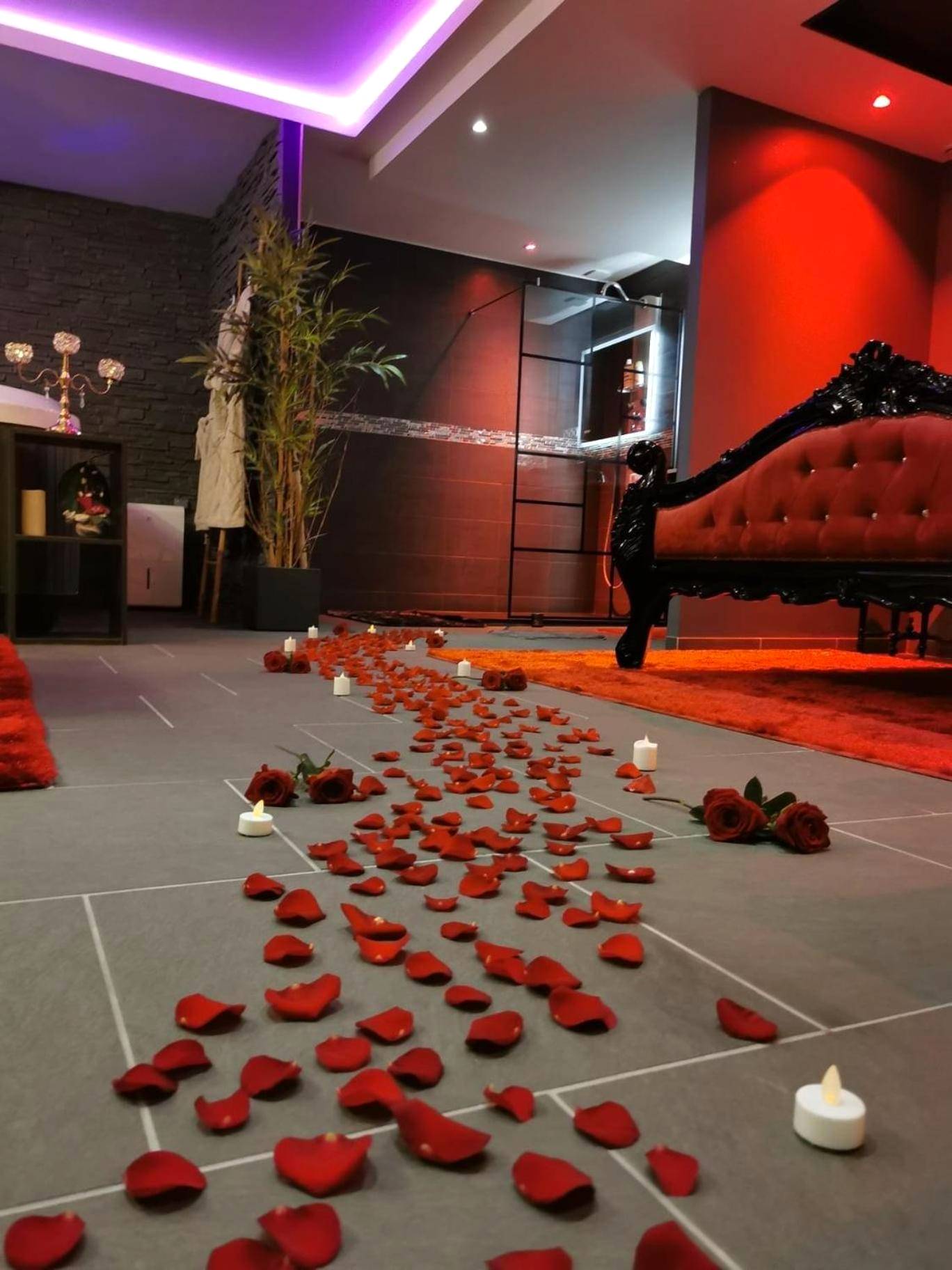 Chemin de pétales de roses et bougies au sol - O Venus Spa