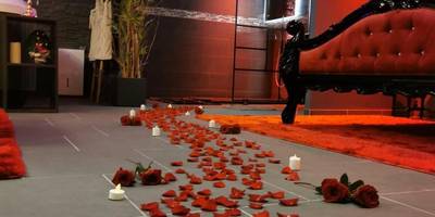 Chemin de pétales de roses et bougies au sol - O Venus Spa