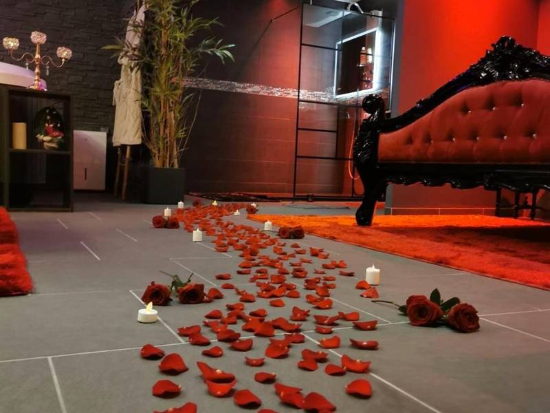 Chemin de pétales de roses et bougies au sol - O Venus Spa