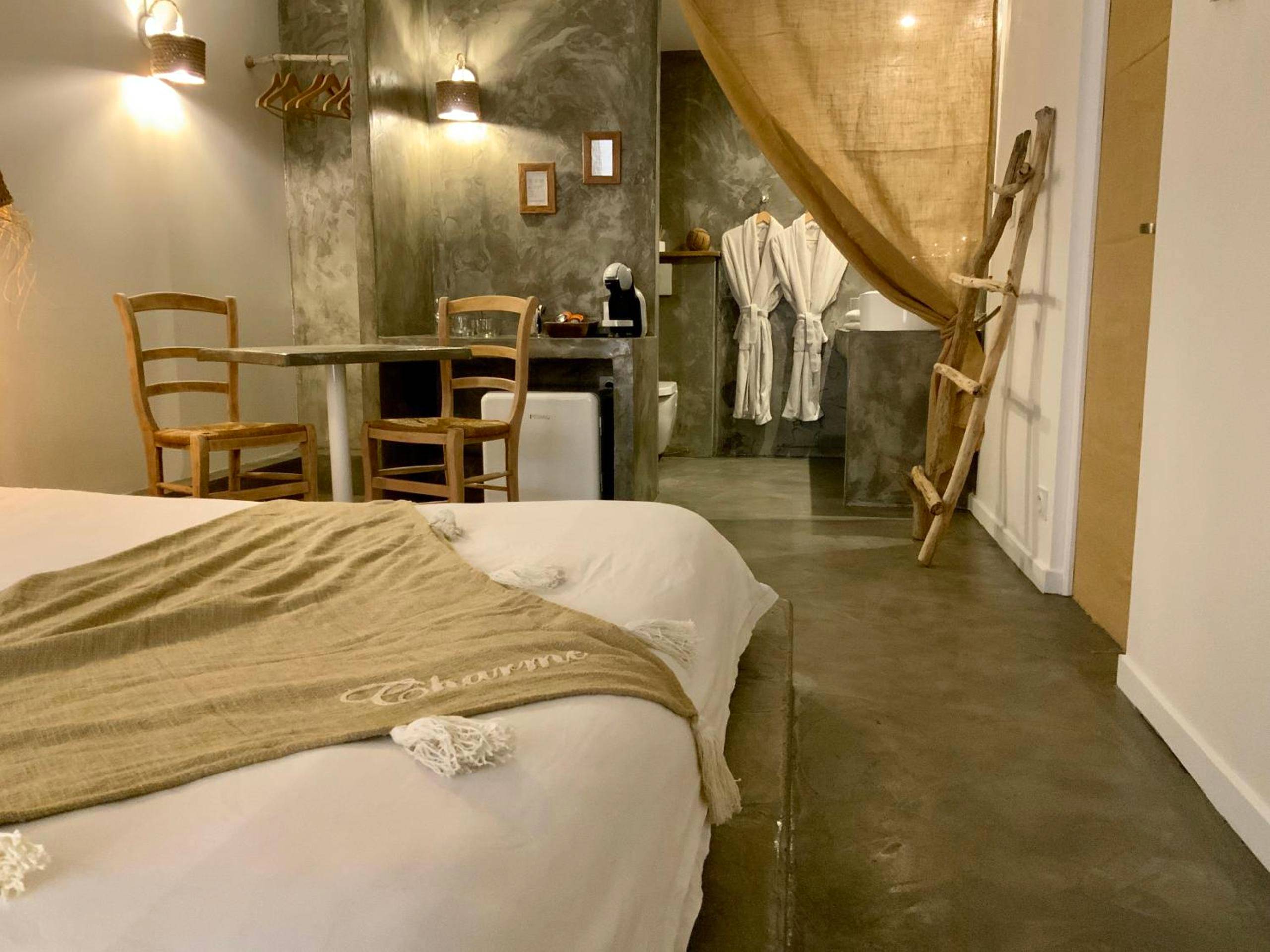 Espace repas et coin cuisine avec peignoirs - Love Room Agde - O5sens