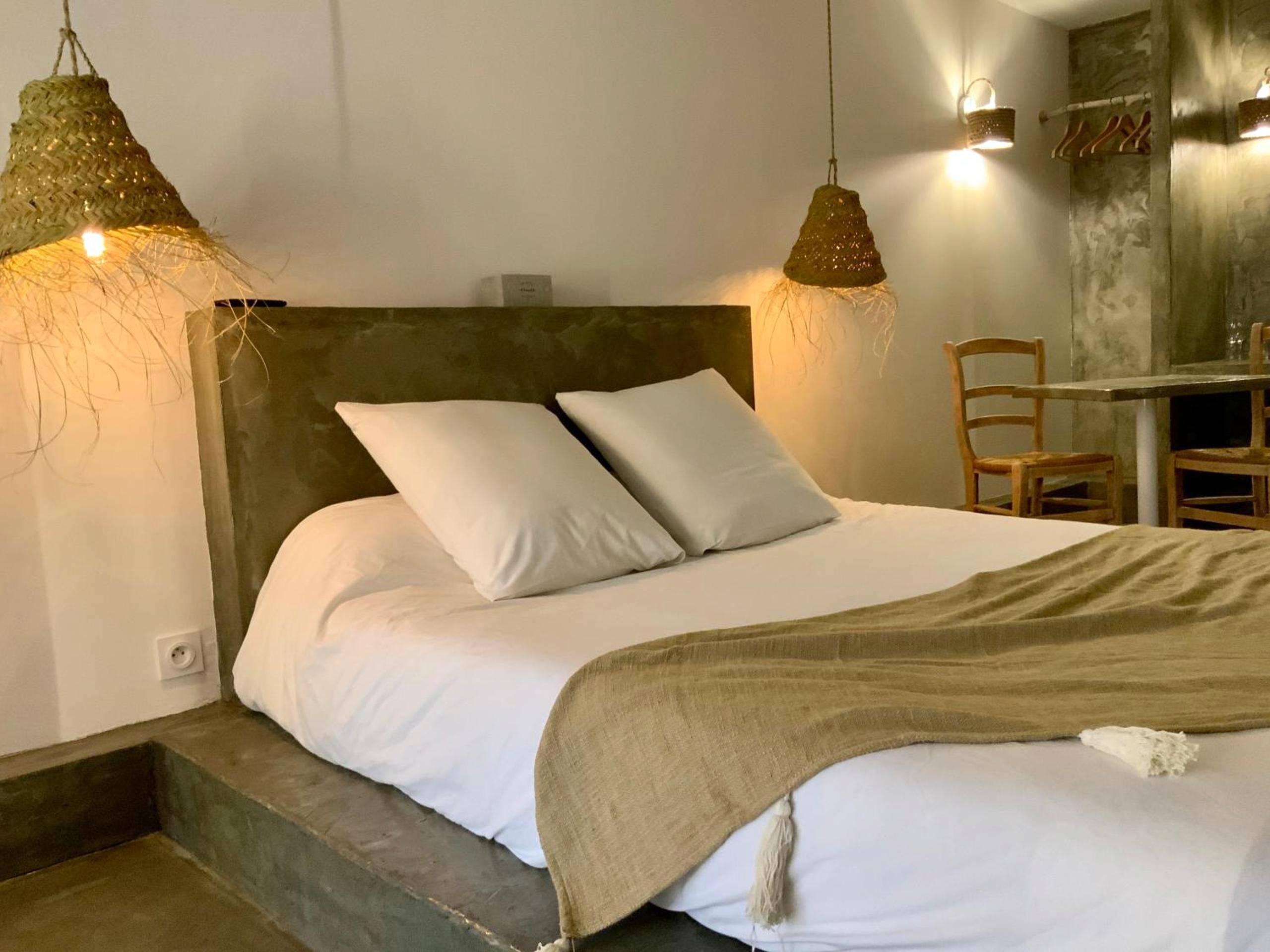 Lit double avec luminaires en paille tressée - O5sens