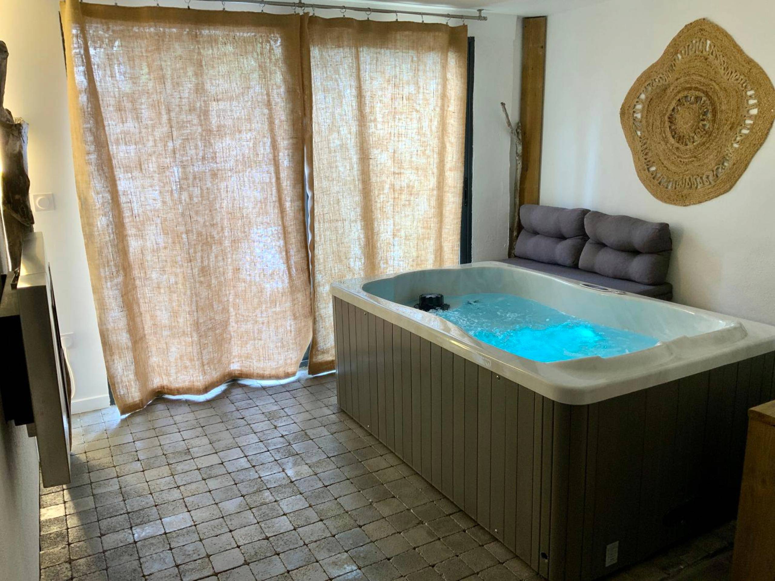 Jacuzzi privatif avec éclairage bleu - O5sens
