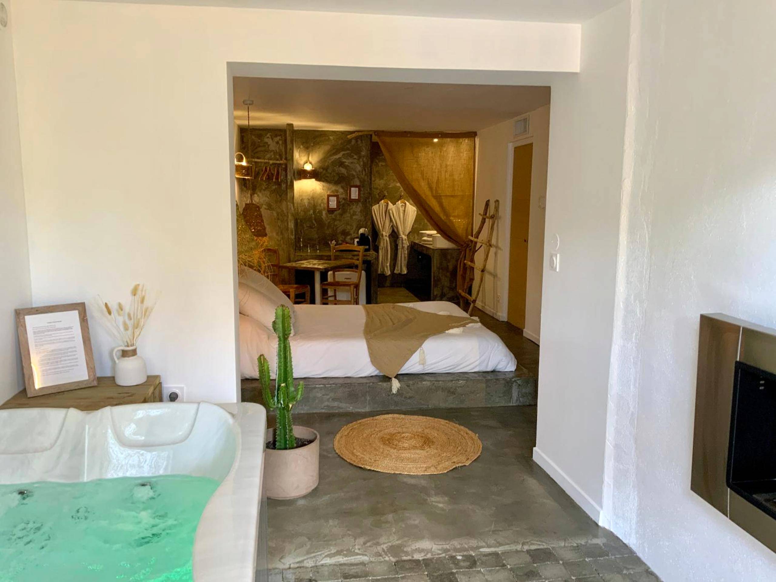 Vue d'ensemble du jacuzzi vers la chambre - O5sens