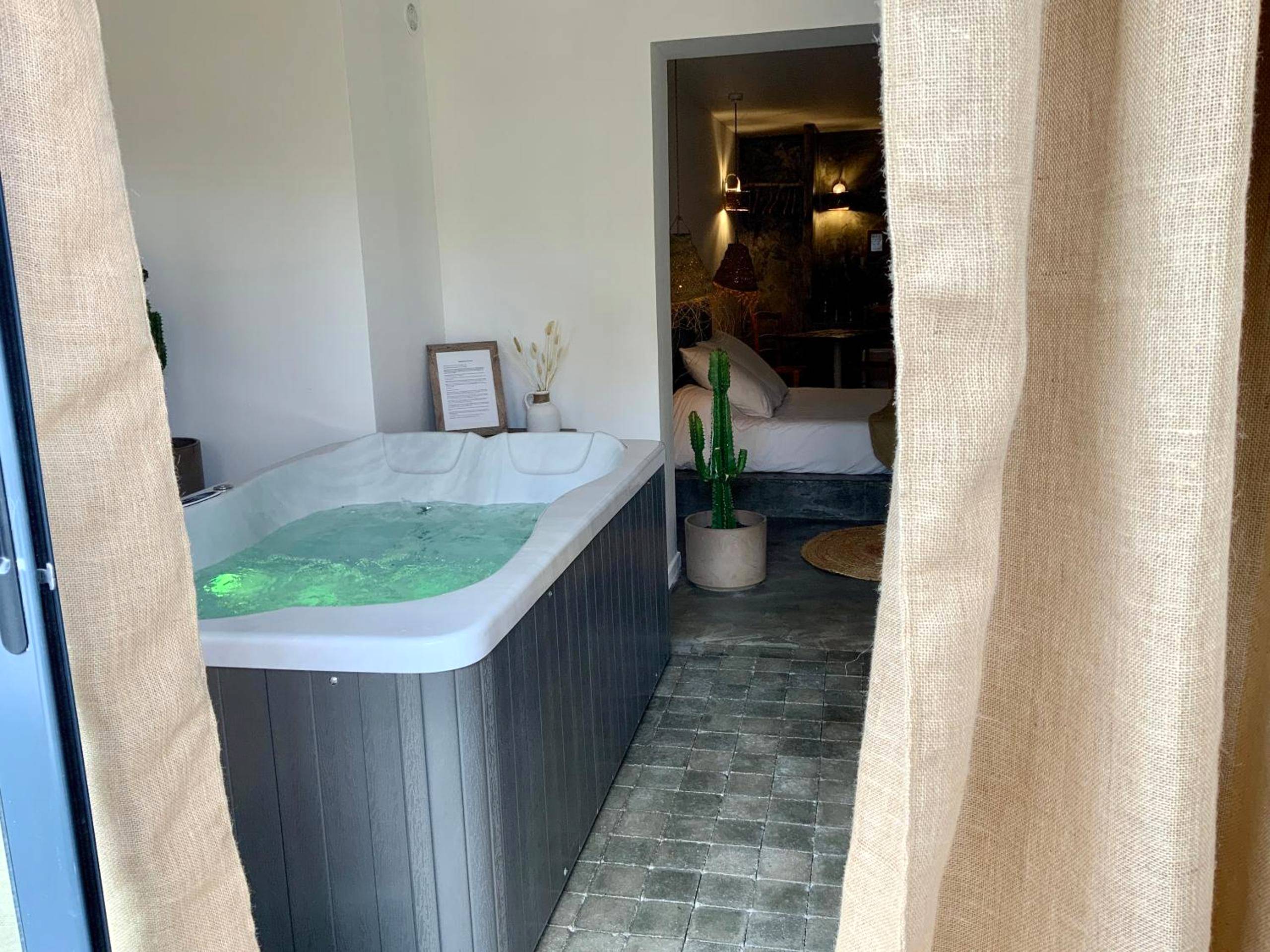 Bain à remous éclairé vu depuis l'entrée - O5sens