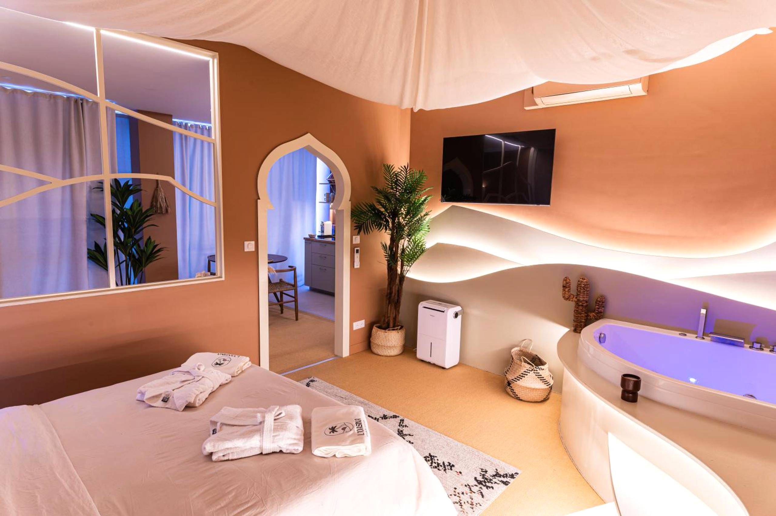 Chambre avec ciel de lit et jacuzzi - L'OASINA - Spa privé - Voyagez dans le Désert