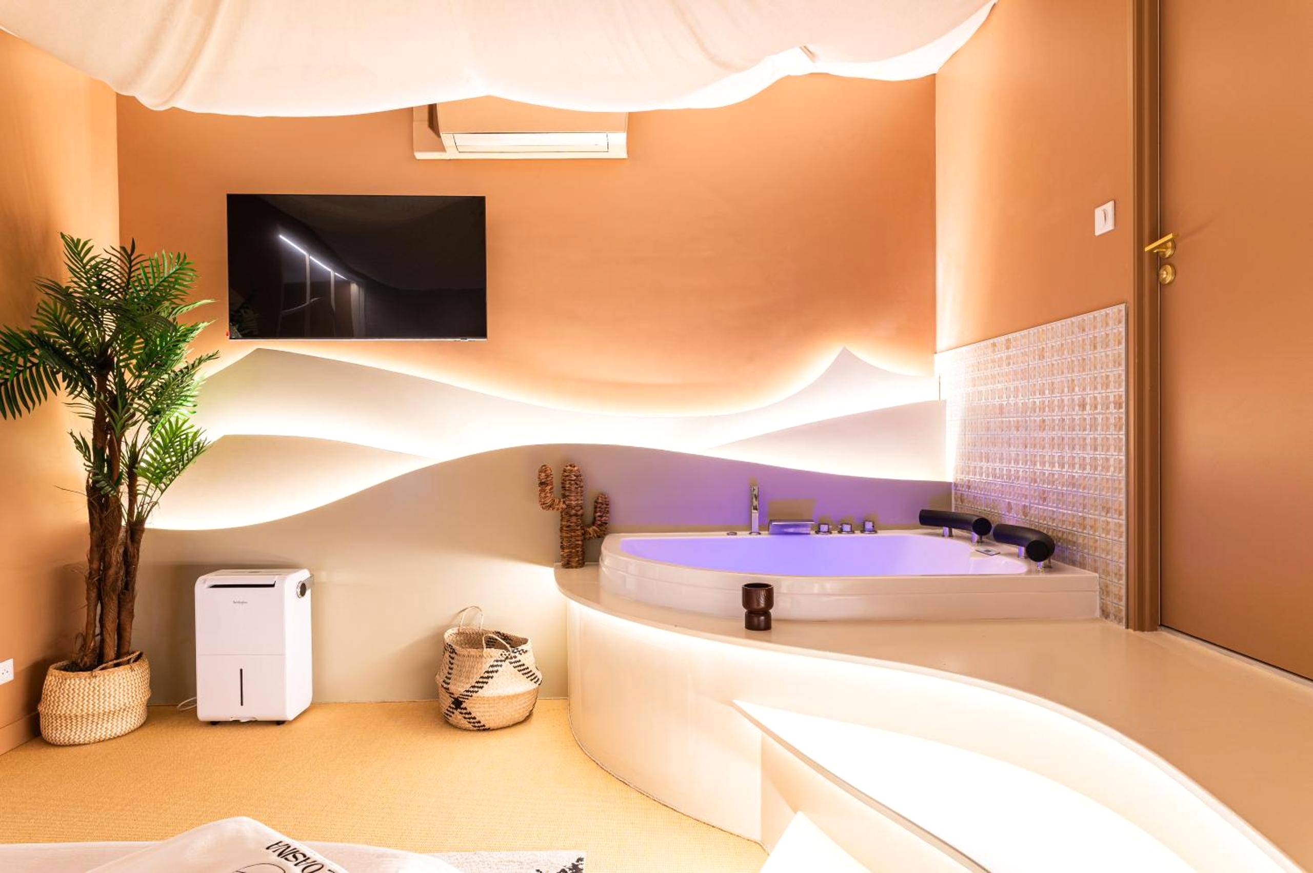 Baignoire balnéo éclairée et écran plat - L'OASINA - Spa privé - Voyagez dans le Désert