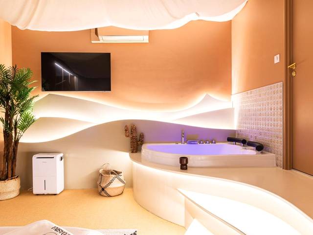 Baignoire balnéo éclairée et écran plat - L'OASINA - Spa privé - Voyagez dans le Désert