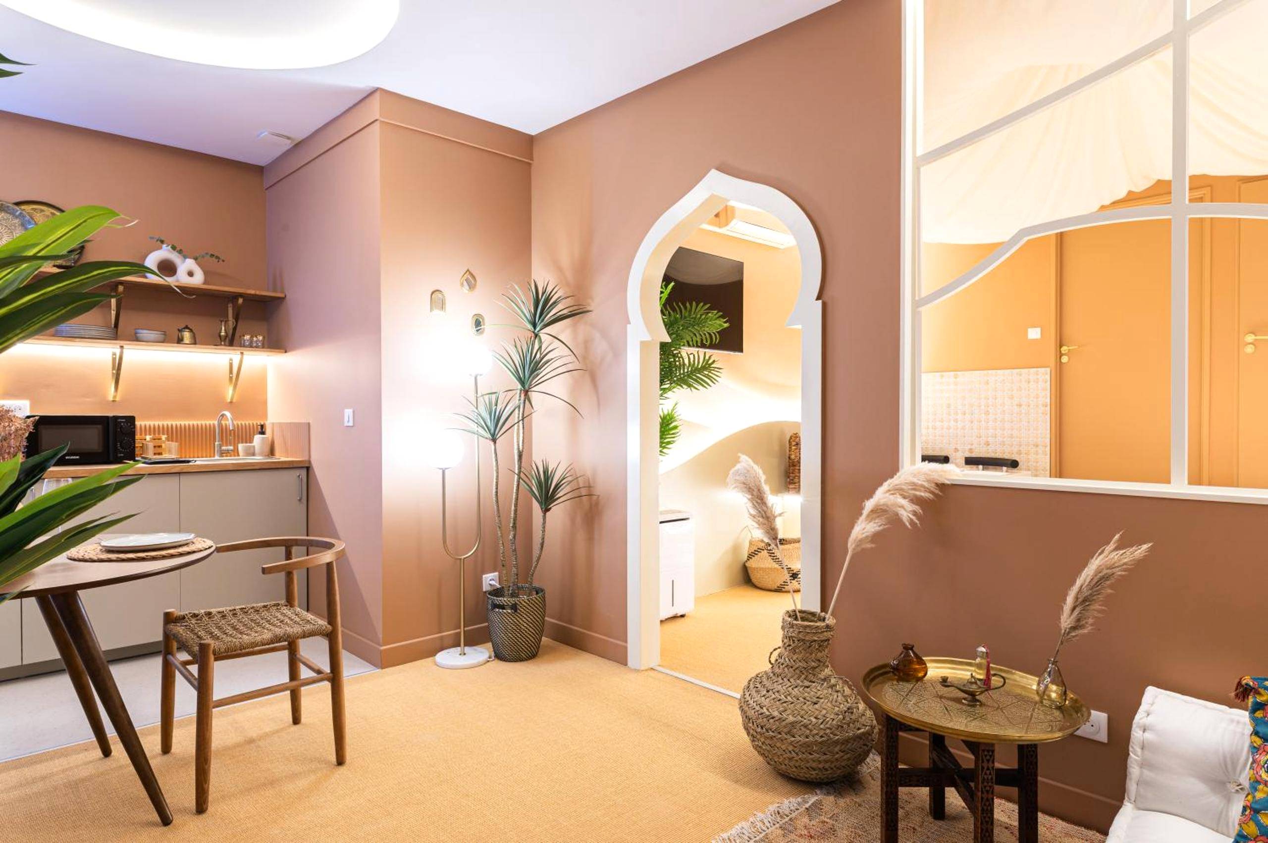 Espace salon et cuisine au style oriental - L'OASINA - Spa privé - Voyagez dans le Désert