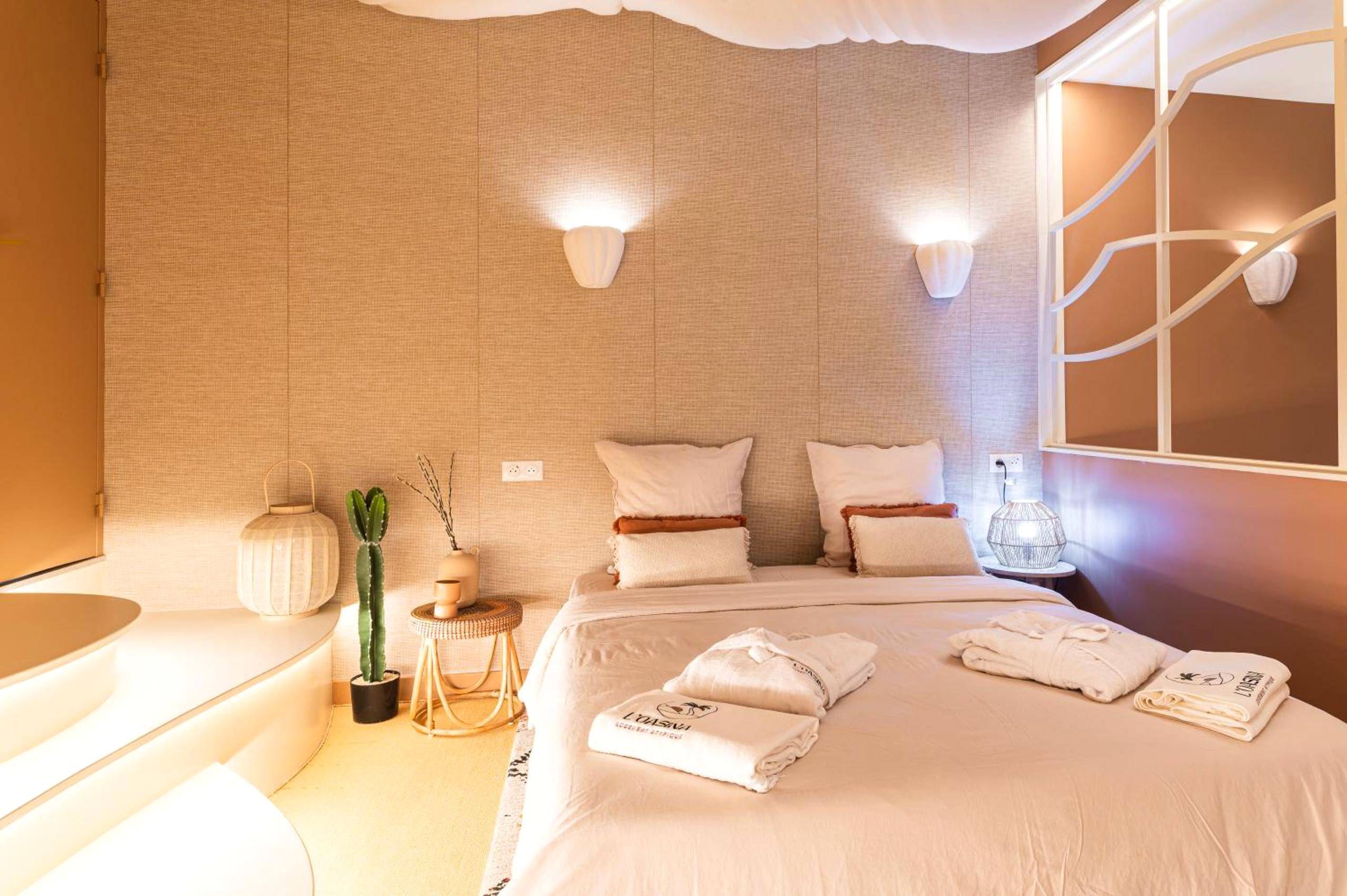 Lit double avec appliques murales design - L'OASINA - Spa privé - Voyagez dans le Désert