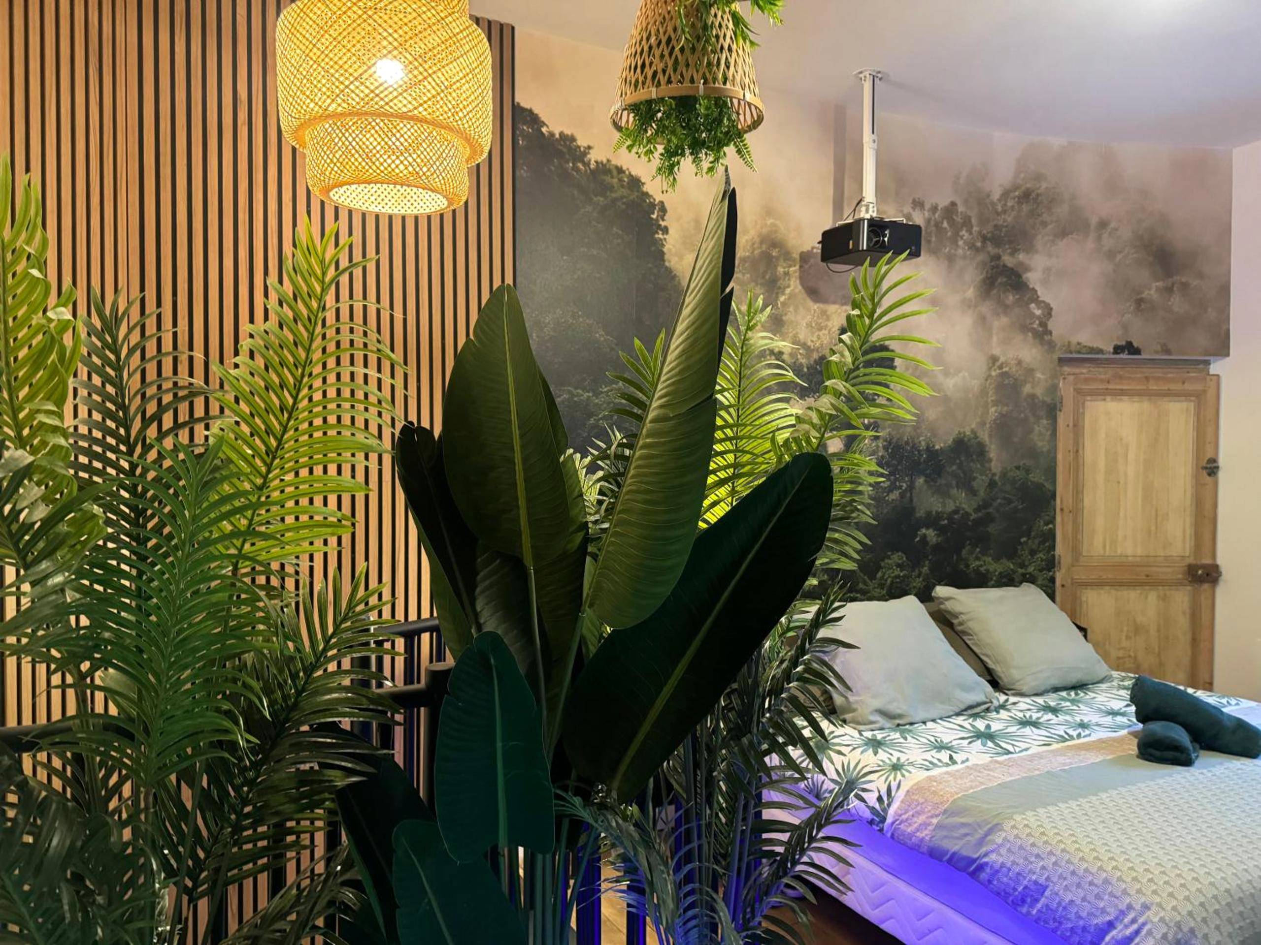 Chambre à la décoration tropicale avec plantes - L'Oasis Angevine - Balneo, Sauna, Home Cinema & Parking