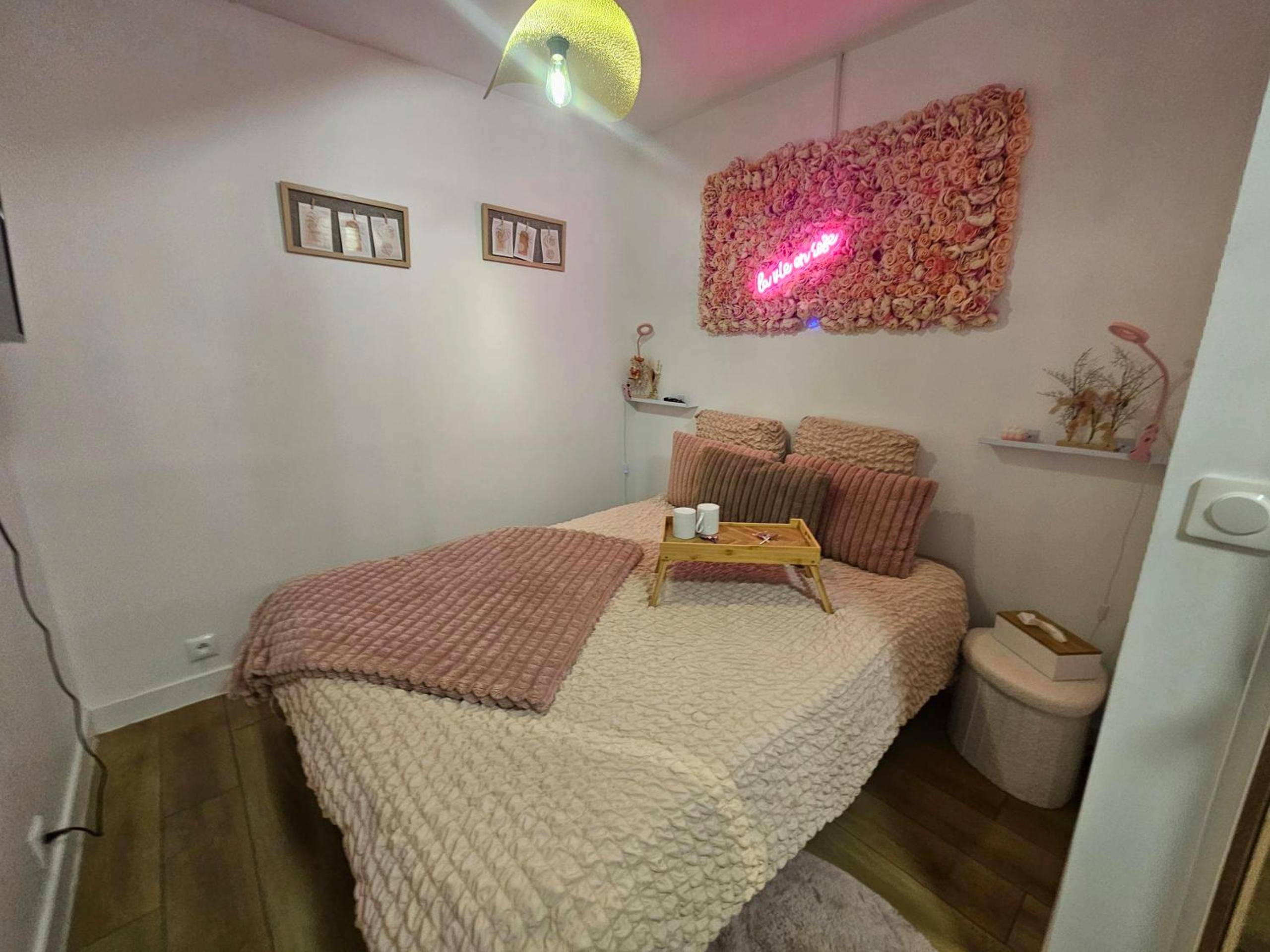 Lit double avec mur de fleurs et néon rose - L'Oasis Evasion de 60m2 avec SPA privatif et Design