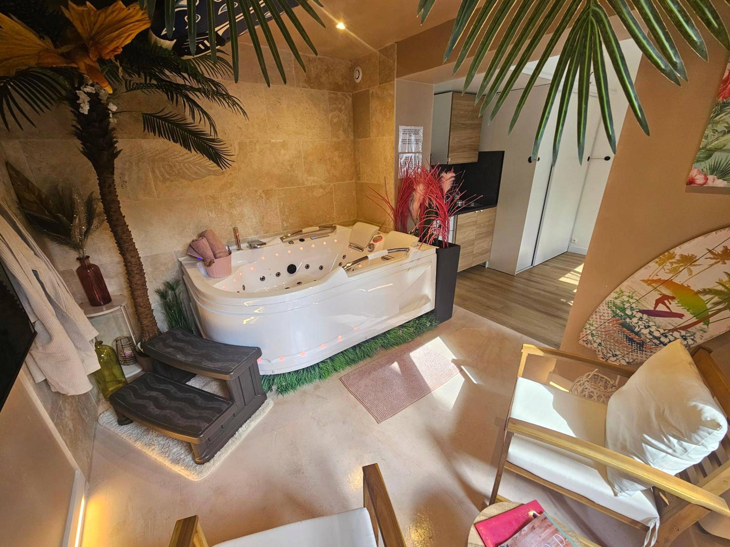 Baignoire balnéo dans un décor tropical - L'Oasis Evasion de 60m2 avec SPA privatif et Design