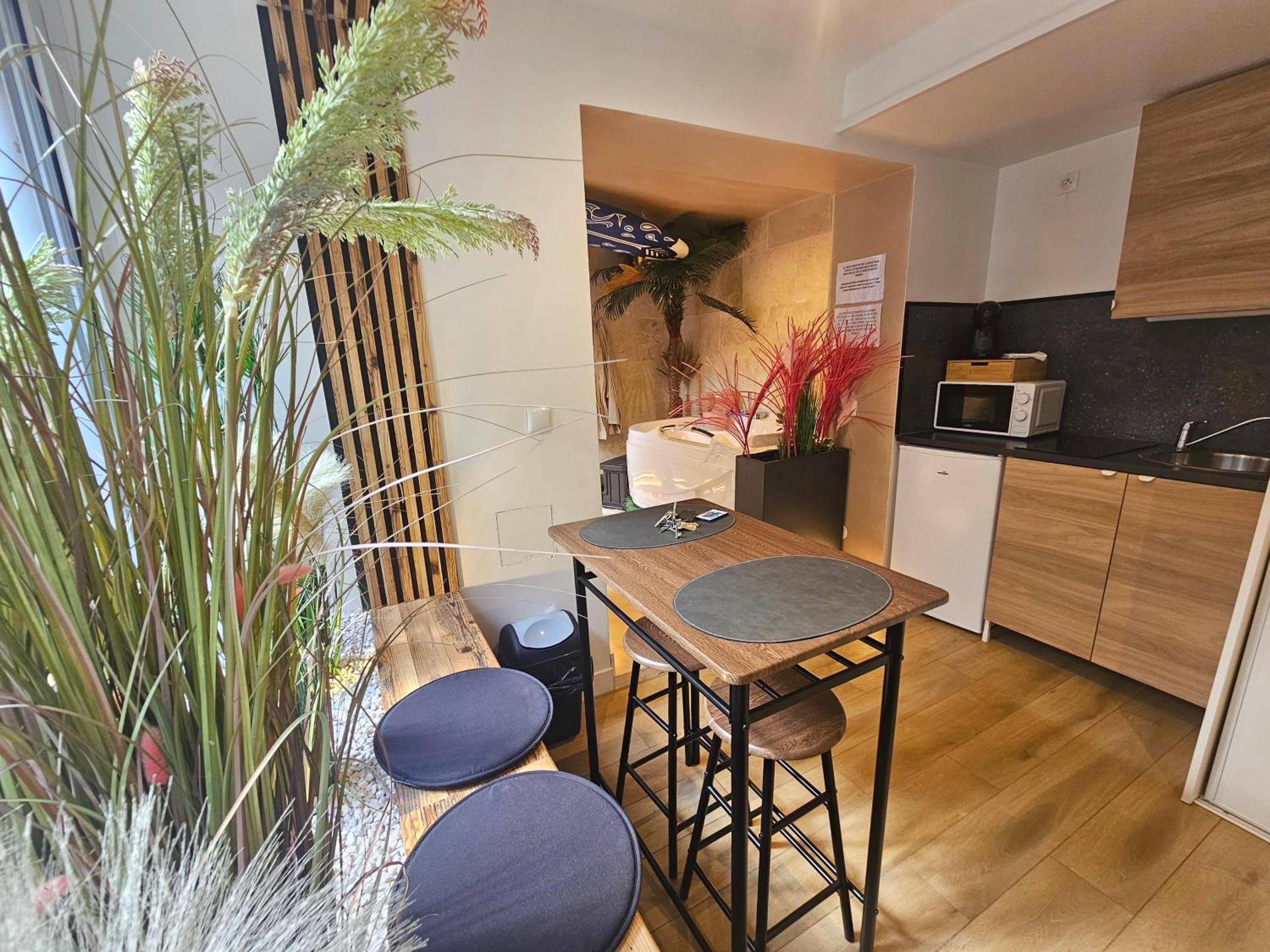 Espace cuisine avec table haute et tabourets - L'Oasis Evasion de 60m2 avec SPA privatif et Design