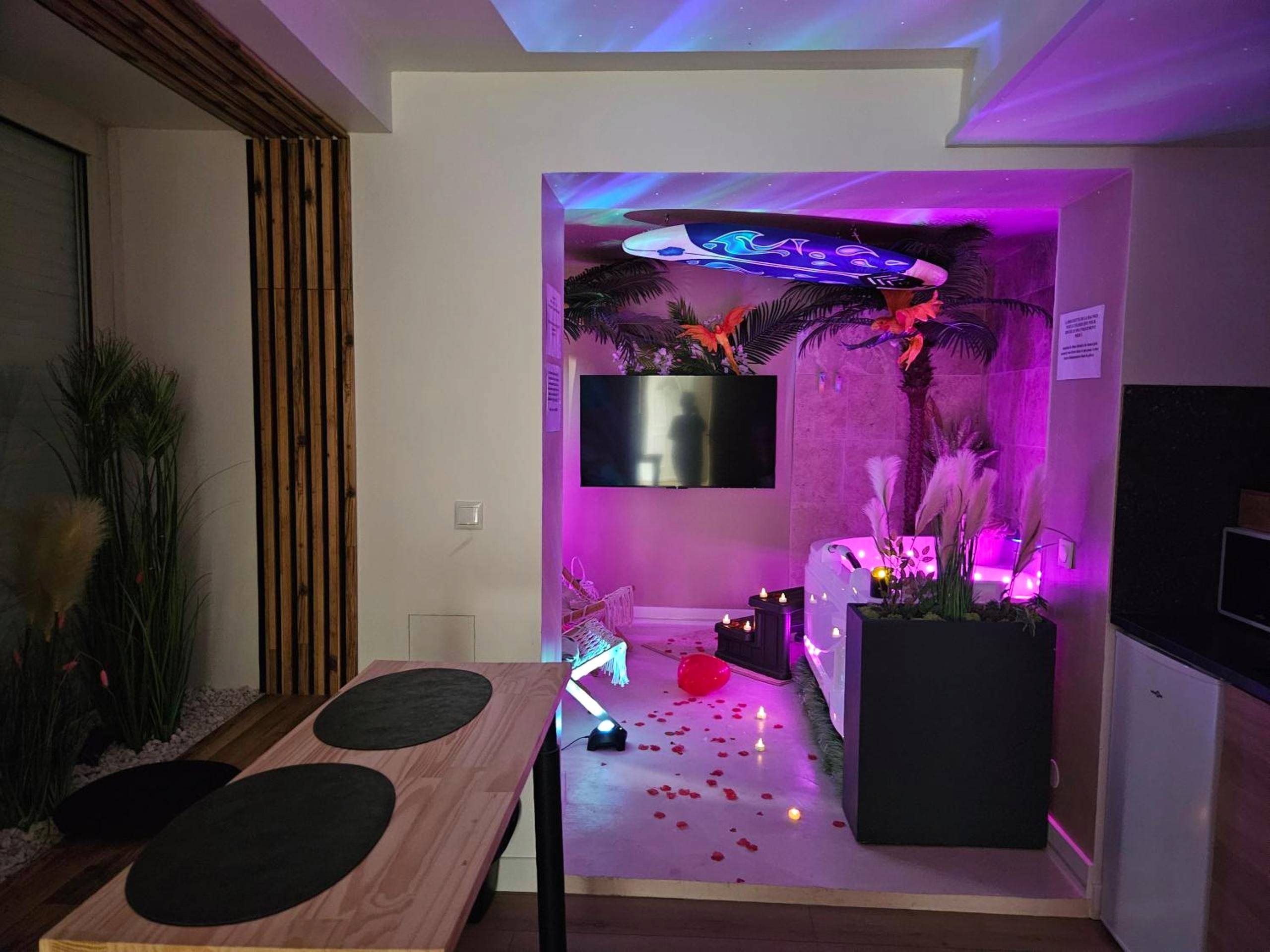 Vue d'ensemble avec jeux de lumières colorées - L'Oasis Evasion de 60m2 avec SPA privatif et Design