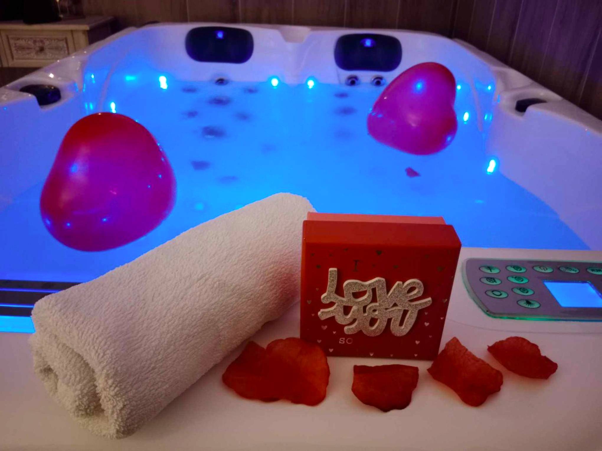 Jacuzzi avec ballons cœurs et pétales de rose - Love Room Azur - Ô'BEL AIR