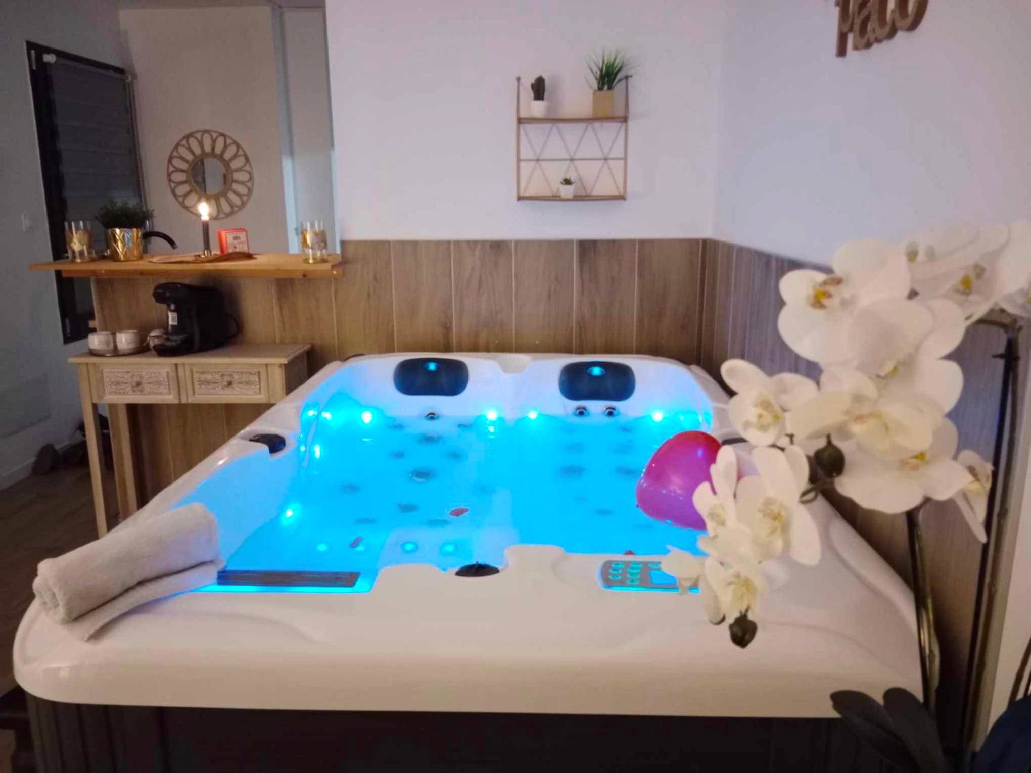 Baignoire balnéo éclairée et orchidées blanches - Ô'BEL AIR