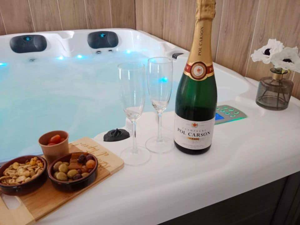 Apéritif et champagne au bord du jacuzzi - Ô'BEL AIR