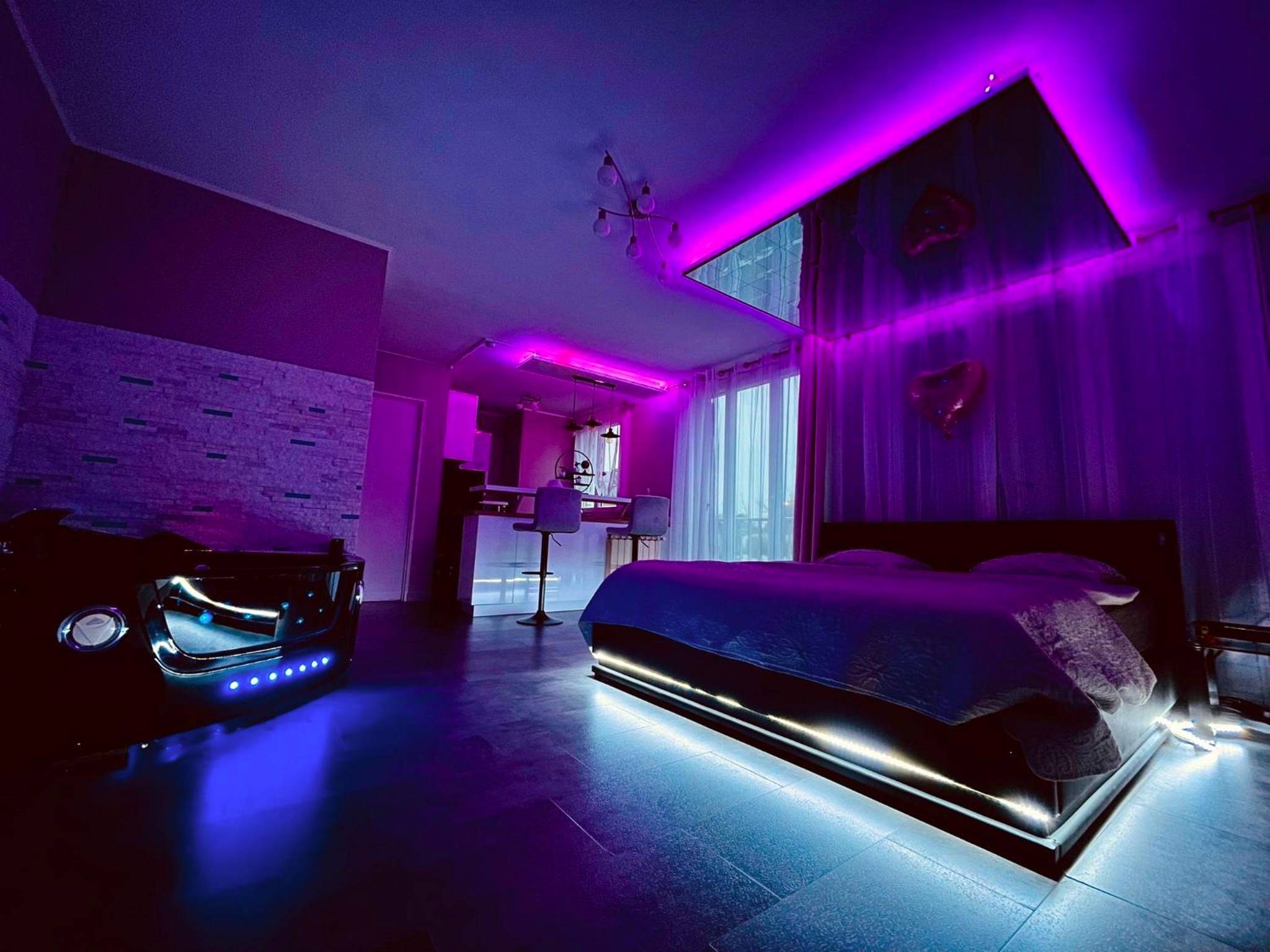 Chambre avec lit rétroéclairé et jacuzzi - Love Room Fleury - les - Aubrais - Love Room O'Dream, Jacuzzi et Lit King Size