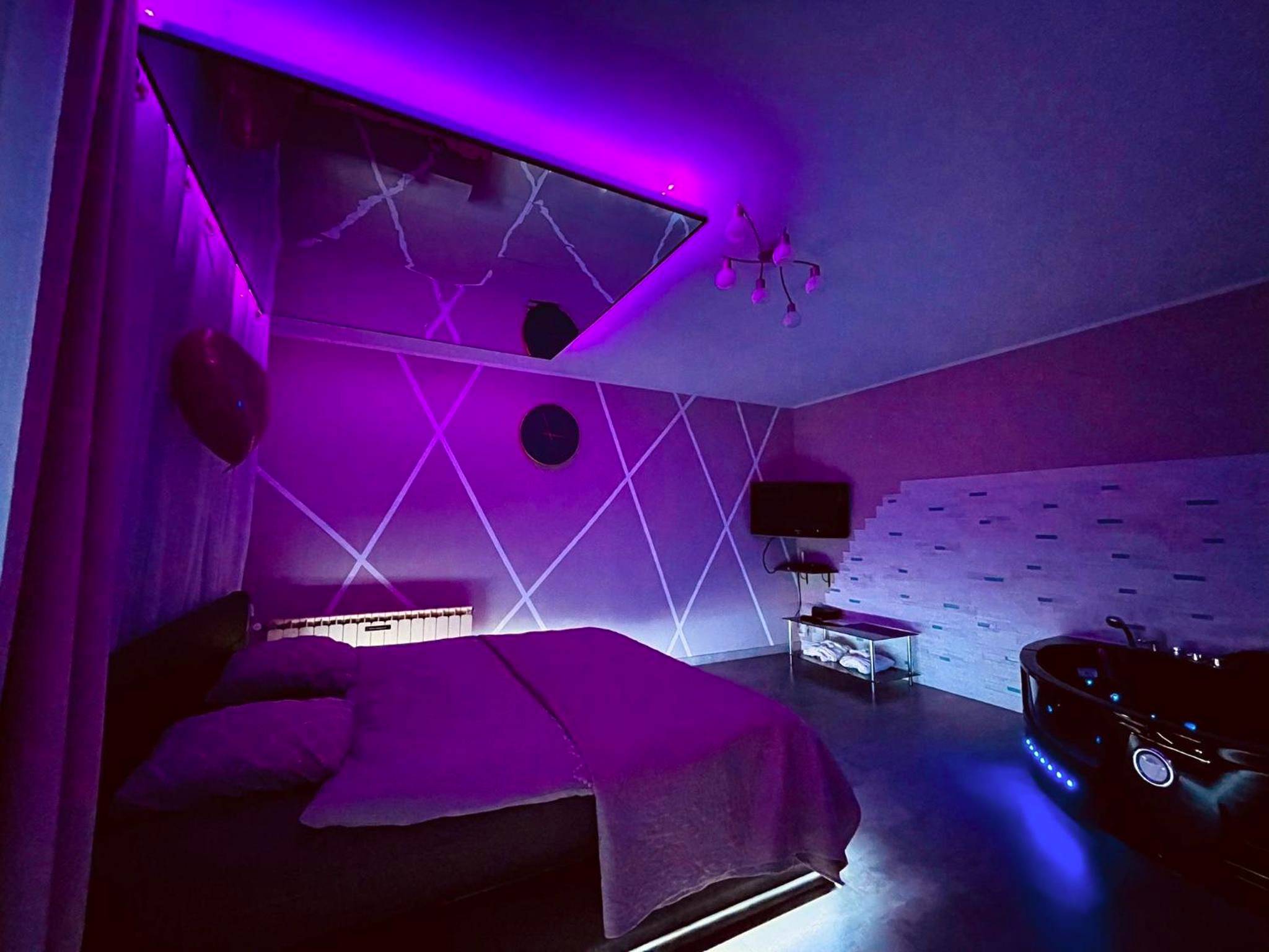 Lit double sous miroir au plafond et jacuzzi - Love Room O'Dream, Jacuzzi et Lit King Size