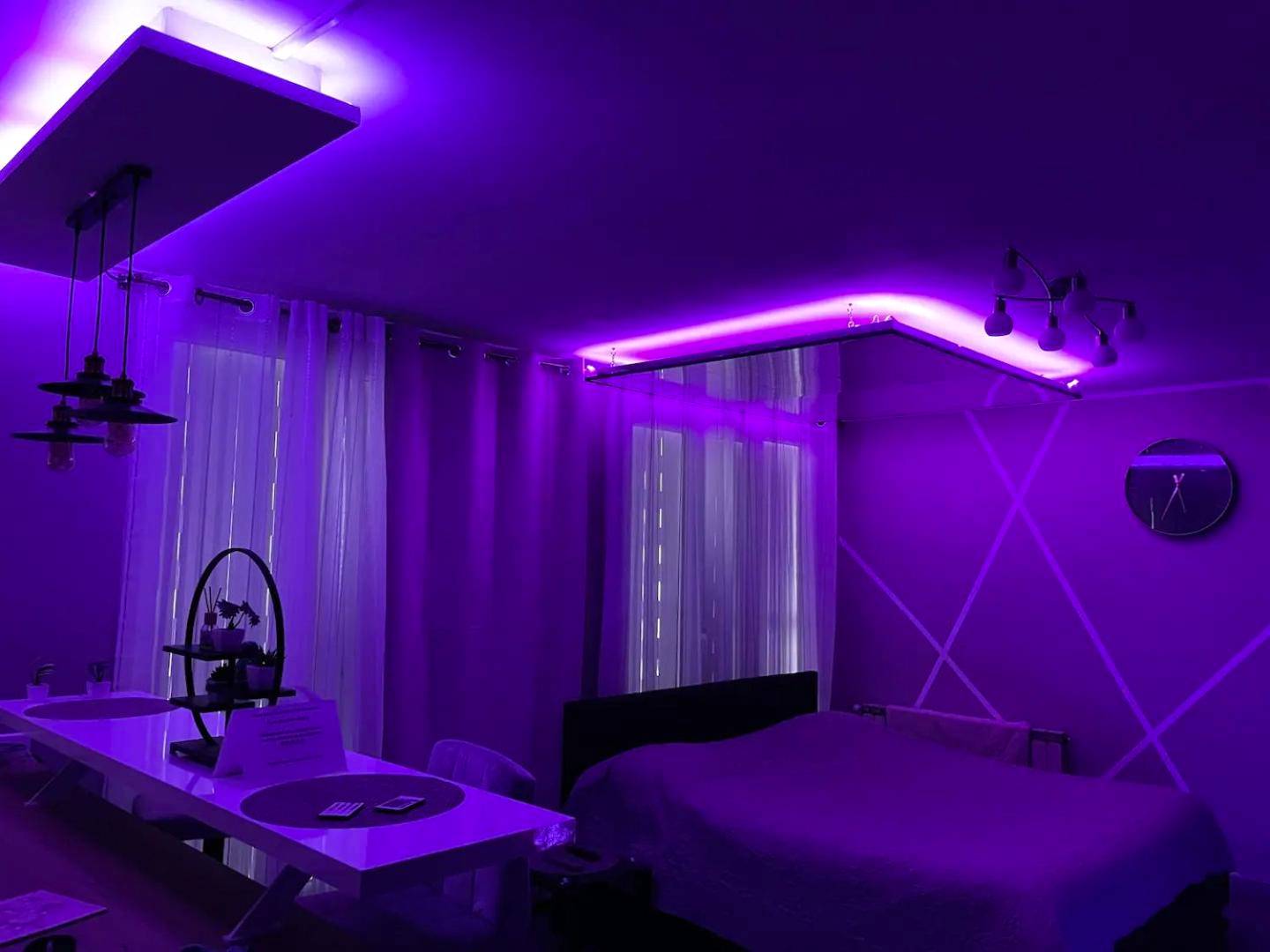 Espace nuit avec éclairage néon violet - Love Room O'Dream, Jacuzzi et Lit King Size