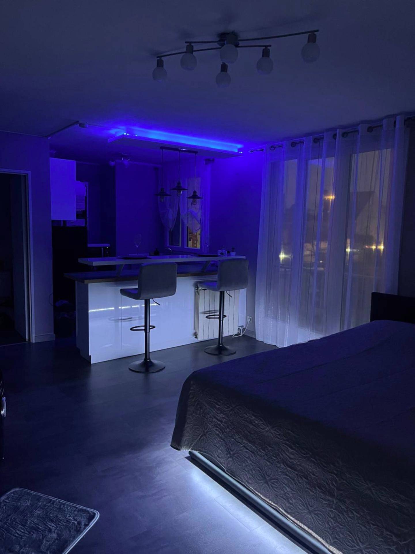 Coin bar et tabourets hauts sous lumière bleue - Love Room O'Dream, Jacuzzi et Lit King Size