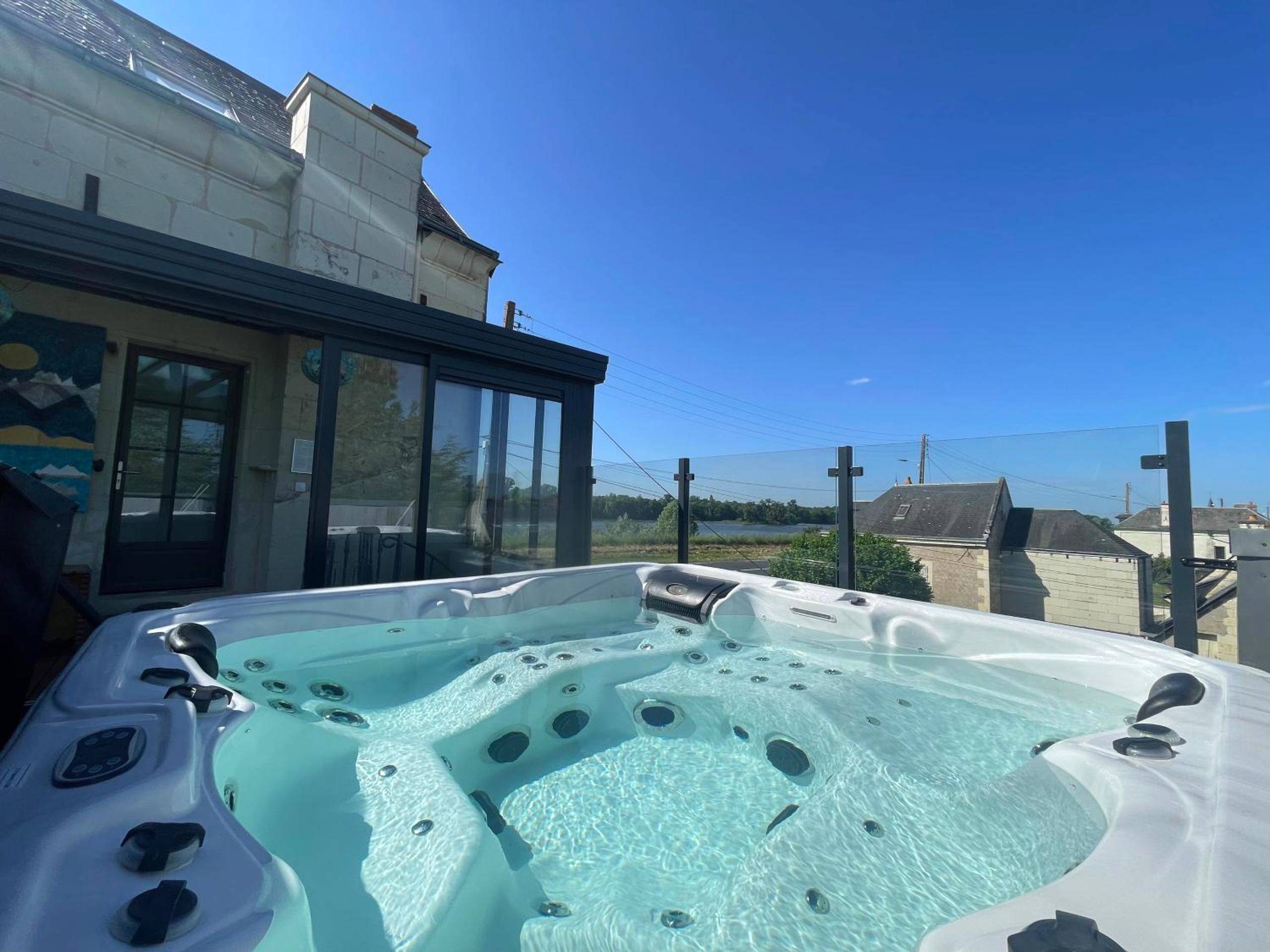 Photo du logement - Jacuzzi et Vue sur Loire - Maison d'hôtes L'Odyssée