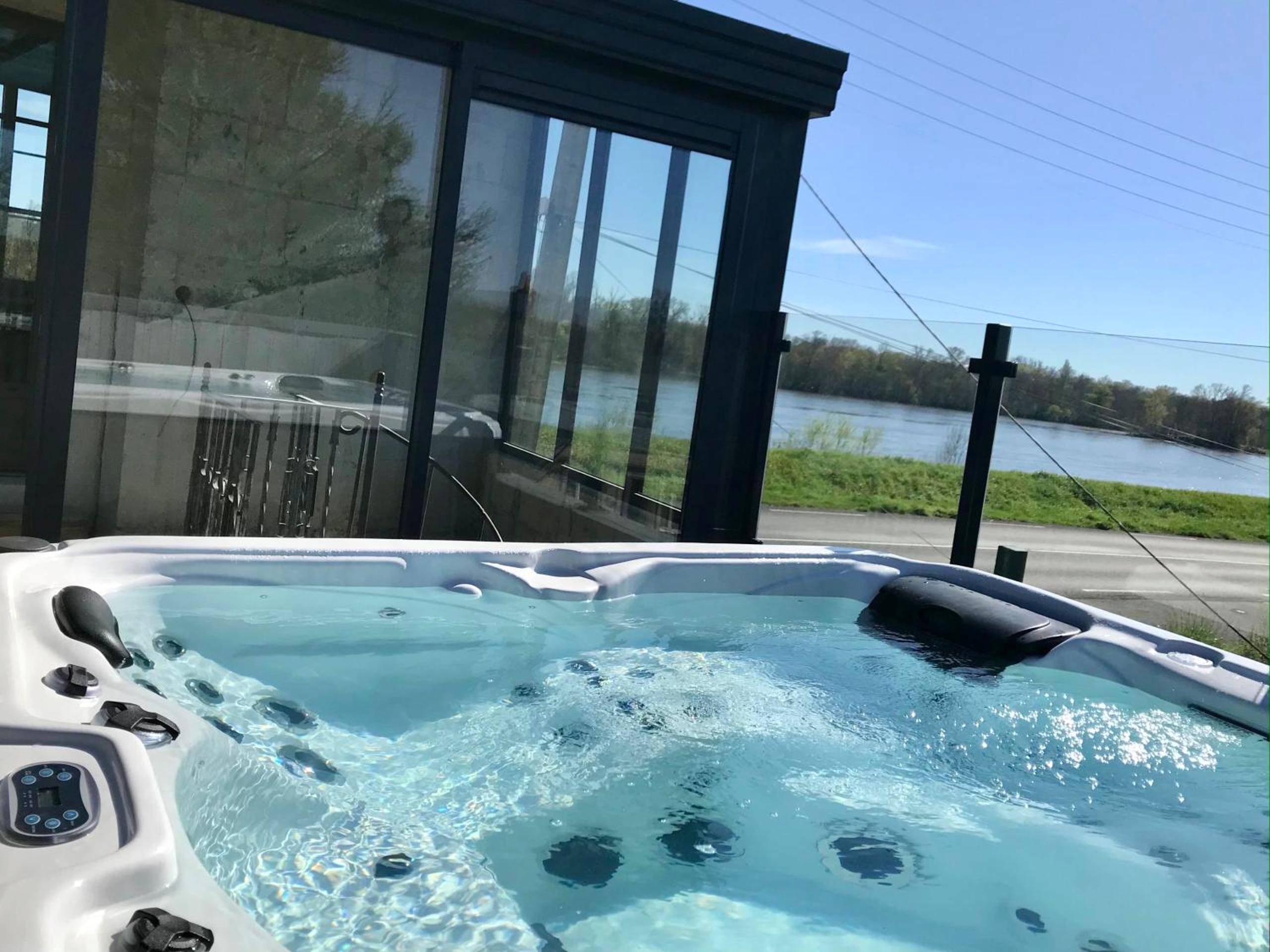 Photo du logement - Jacuzzi et Vue sur Loire - Maison d'hôtes L'Odyssée