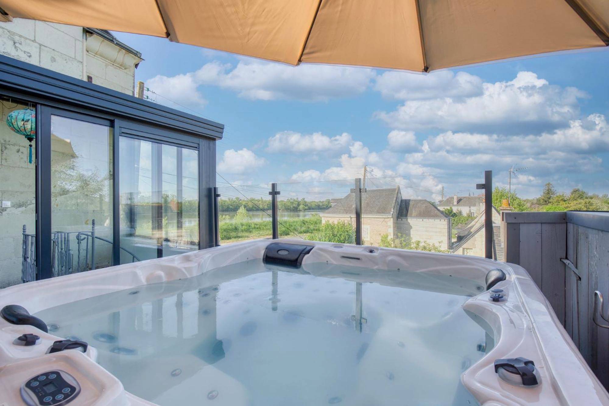 Photo du logement - Jacuzzi et Vue sur Loire - Maison d'hôtes L'Odyssée - Saumur