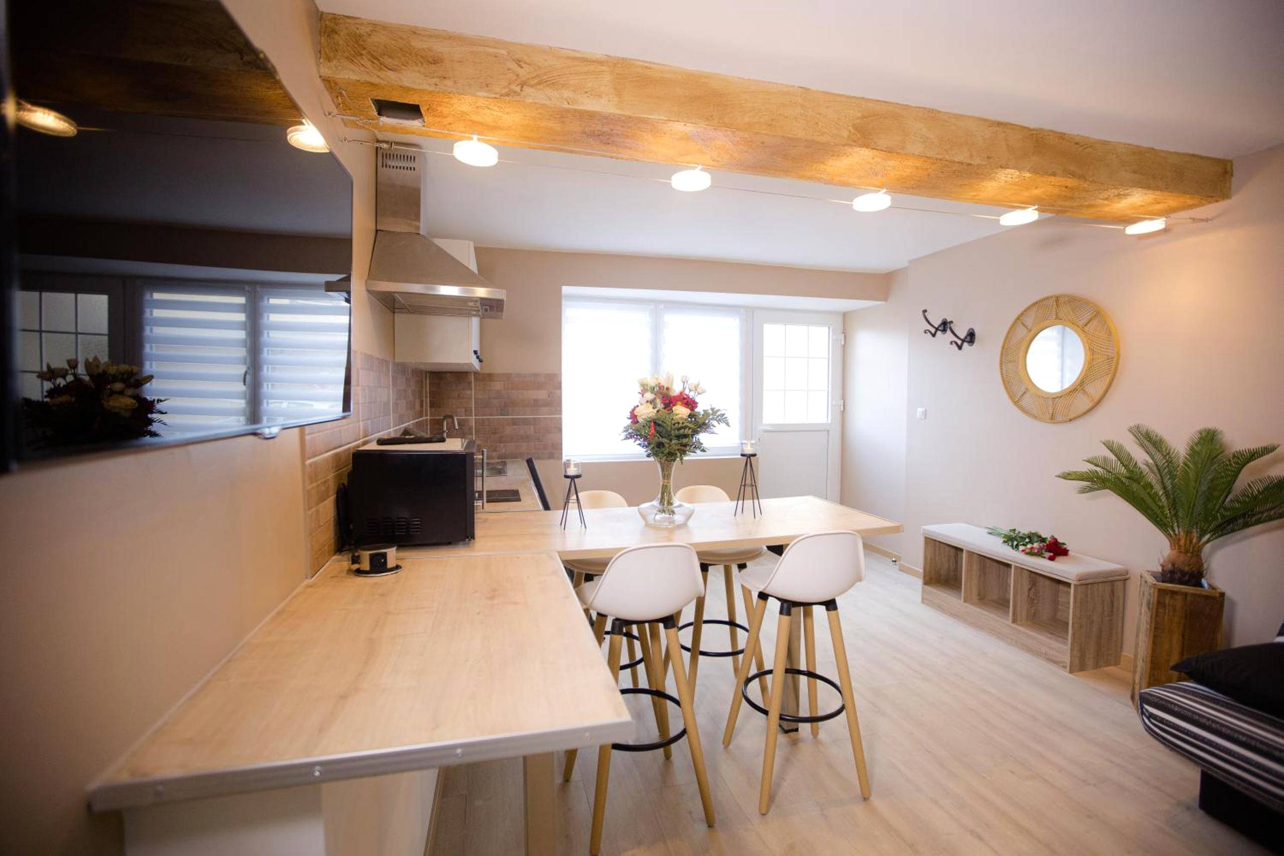 Cuisine ouverte avec bar et poutre apparente - ODYSSEE l'expérience commence ici JACUZZI