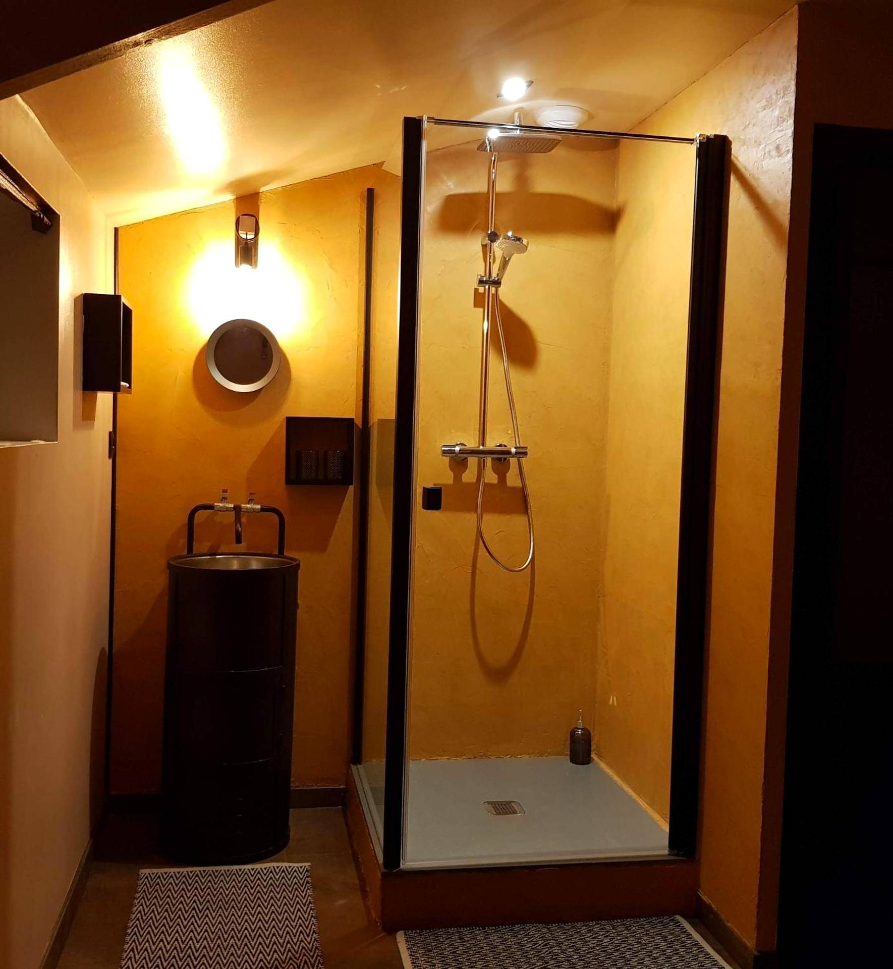 Douche à l'italienne et vasque design noire - Odyssée - Chambre d'hôtes avec spa et sauna privés