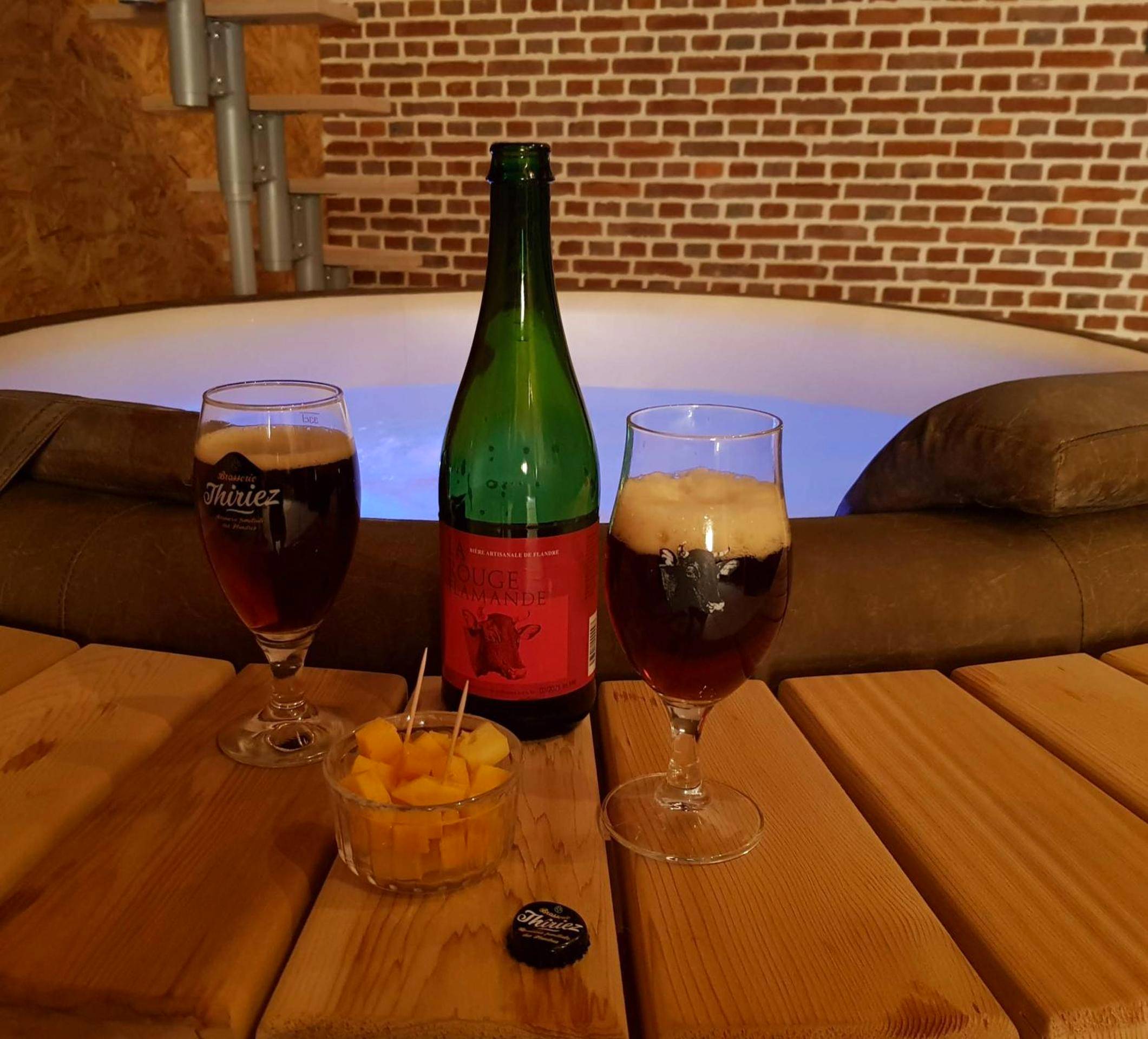 Bière artisanale et dés de fromage au bord du spa - Odyssée - Chambre d'hôtes avec spa et sauna privés