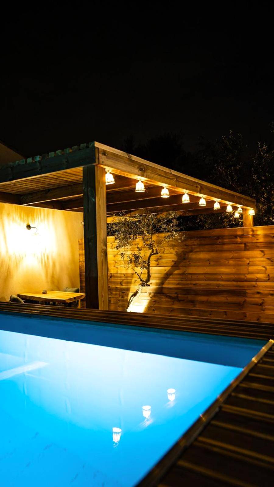 Piscine éclairée et pergola en bois de nuit - Love Room Cabannes - Suite l'Olive Sacrée Spa et Sauna