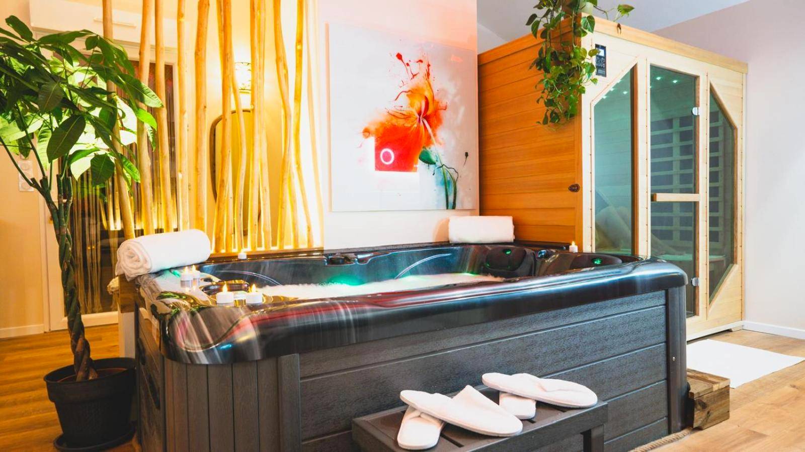 Jacuzzi privatif avec sauna et décoration zen - Suite l'Olive Sacrée Spa et Sauna