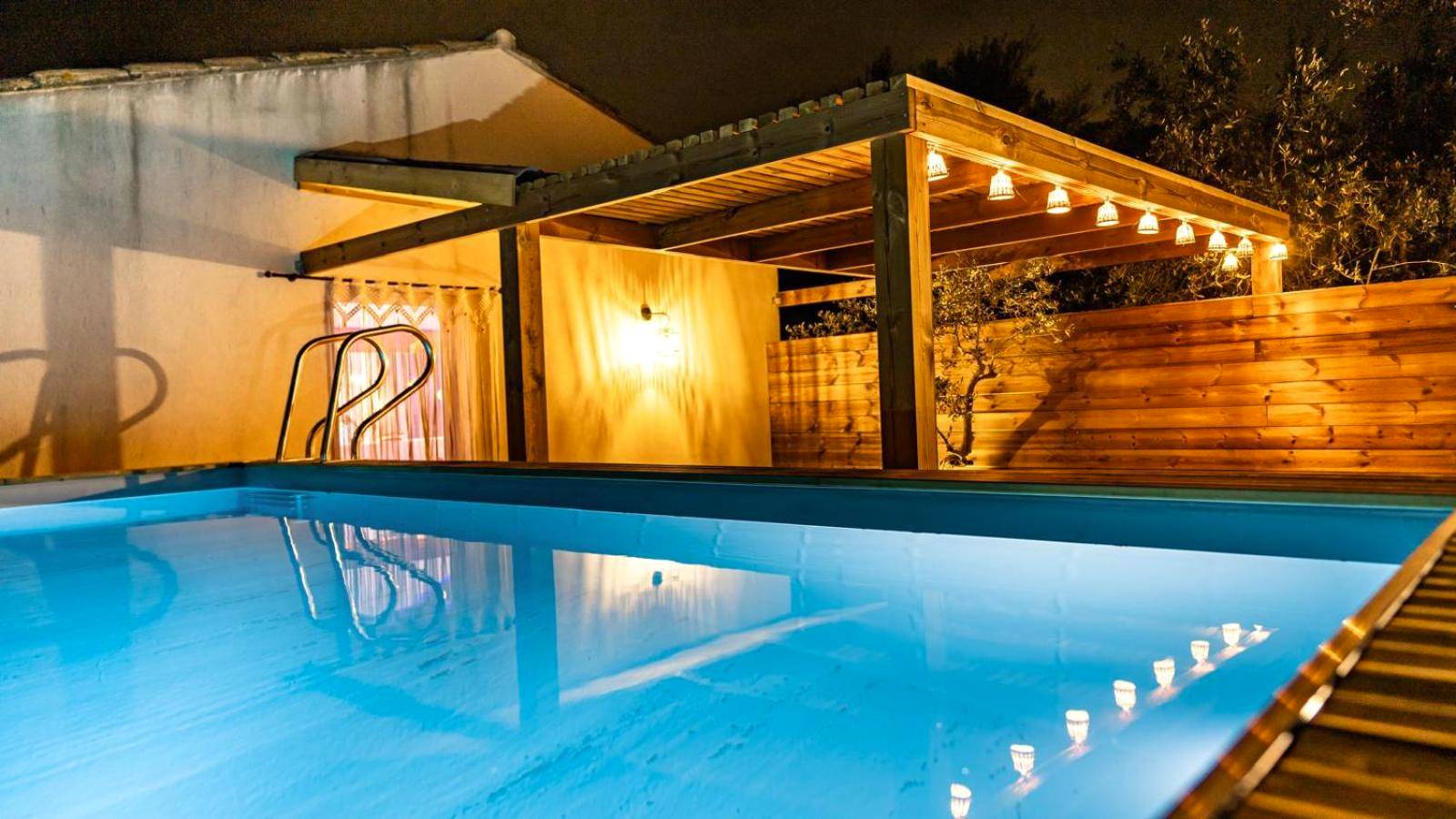 Piscine extérieure avec reflets nocturnes - Suite l'Olive Sacrée Spa et Sauna